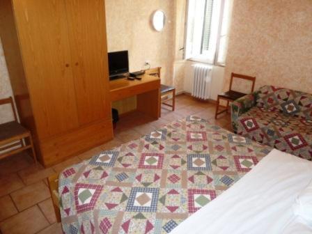 Double or Twin Room - Photo 9