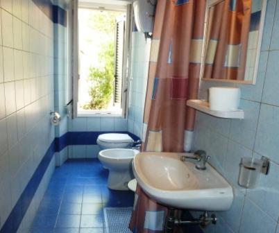 Double or Twin Room - Photo 6