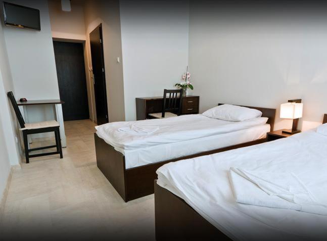 Standard Twin Room - Photo 3