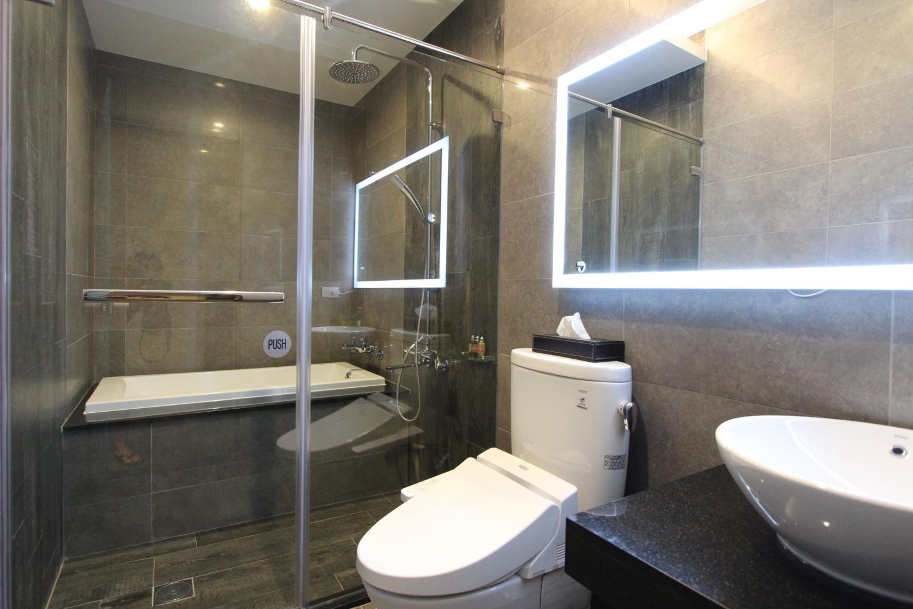 Standard King Room photo 2