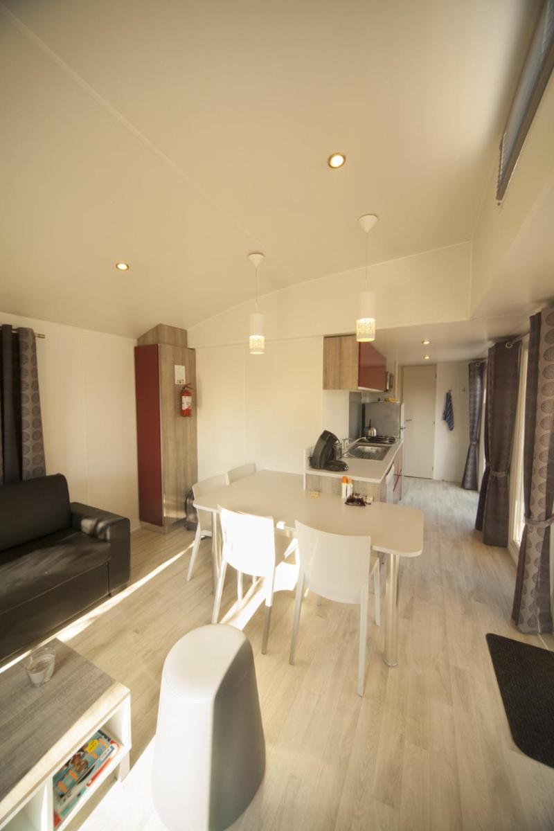 Comfort Two-Bedroom Mobile Home (4 Adults) with Veranda and Panoramic Terrace photo 2