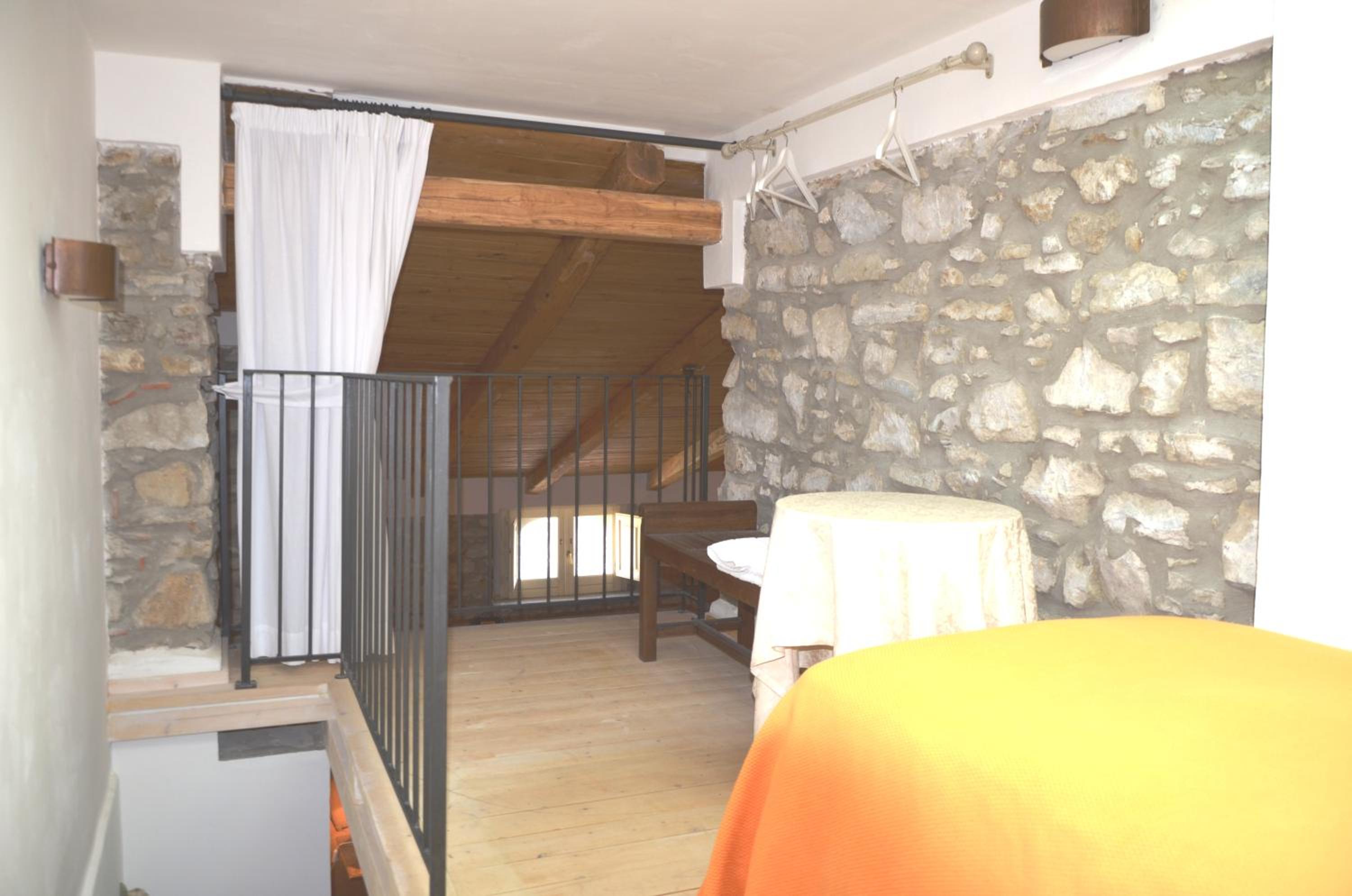 Studio (5 Adults) - Split Level photo 2