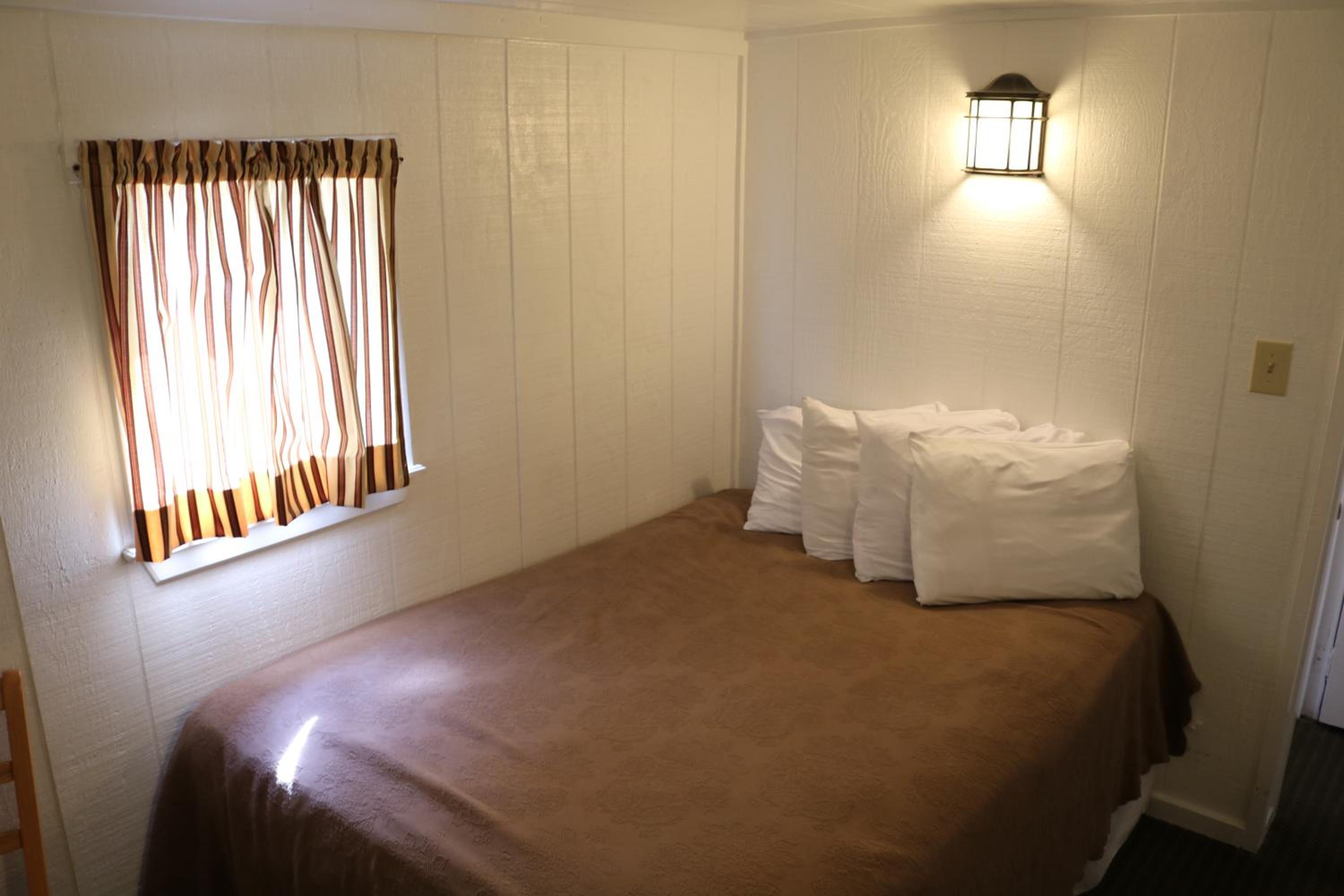 Couples Caboose - Photo 2