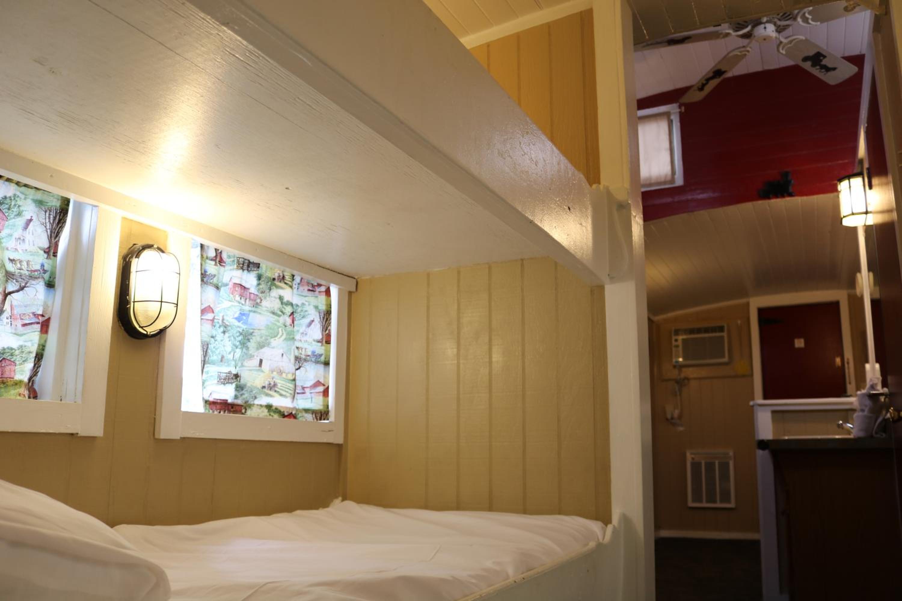 Large Family Caboose - Photo 3