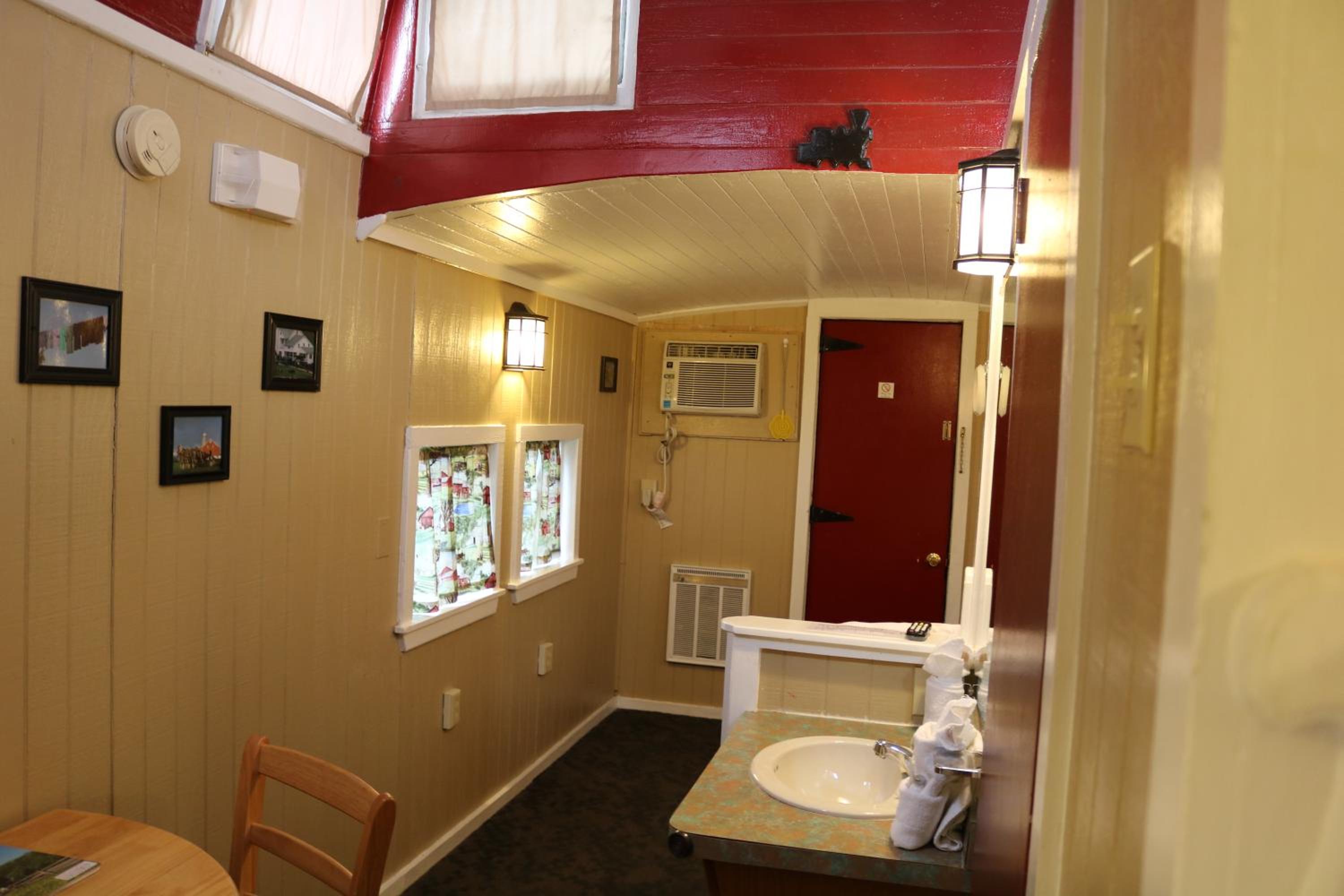Large Family Caboose - Photo 6