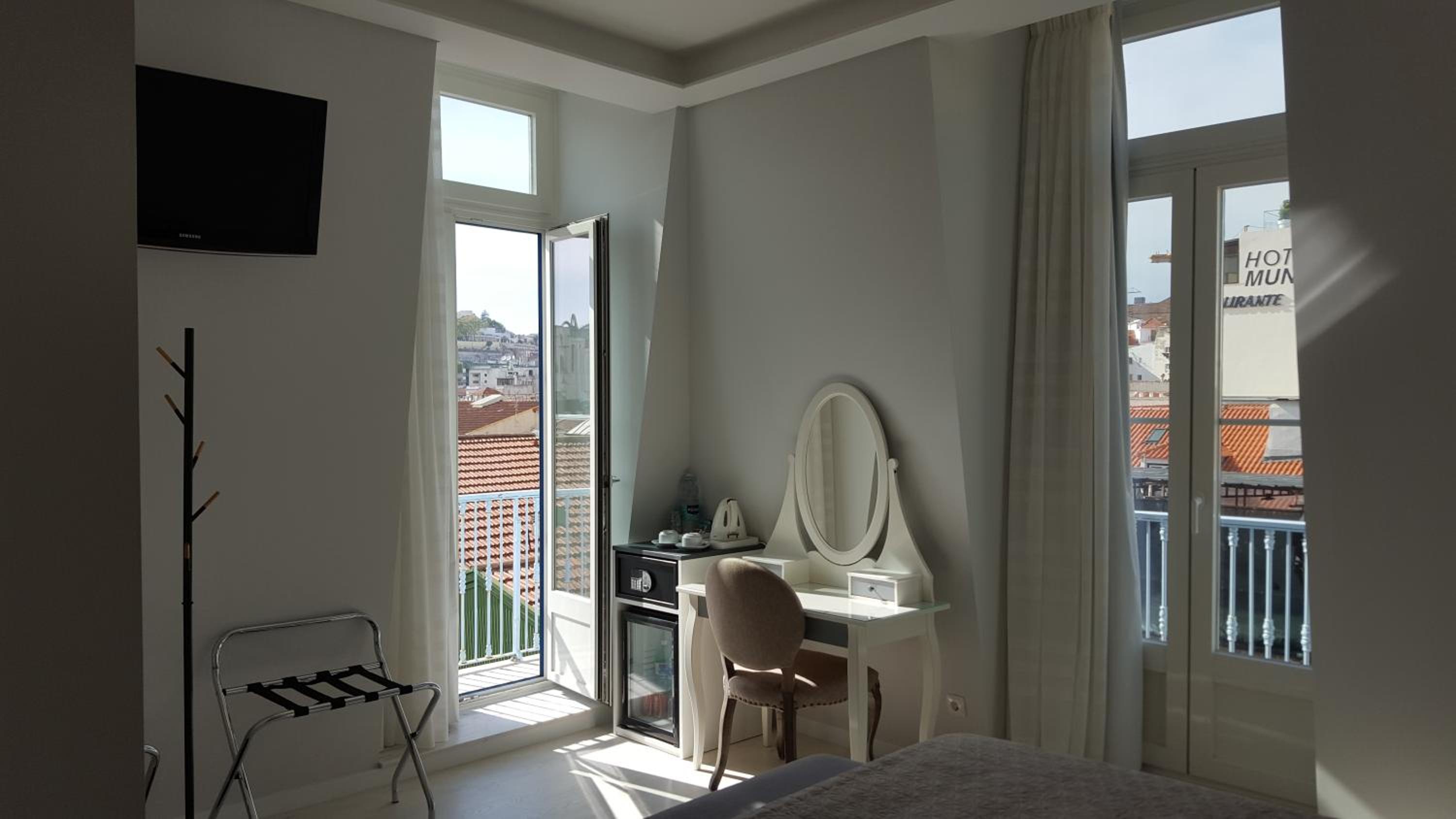 Superior Double Room with City View - Photo 7