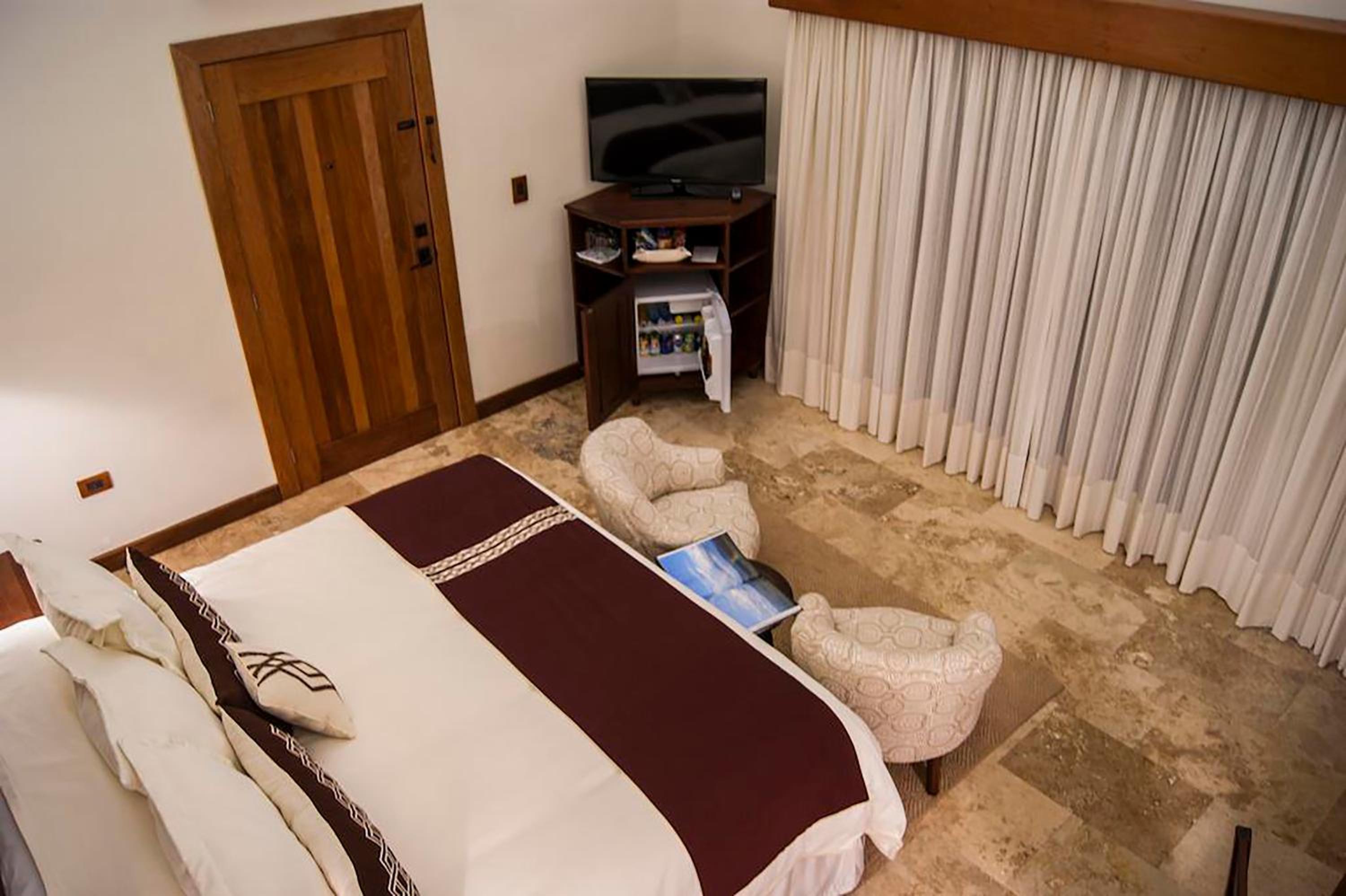 Lake View Jr Suite King - Photo 14