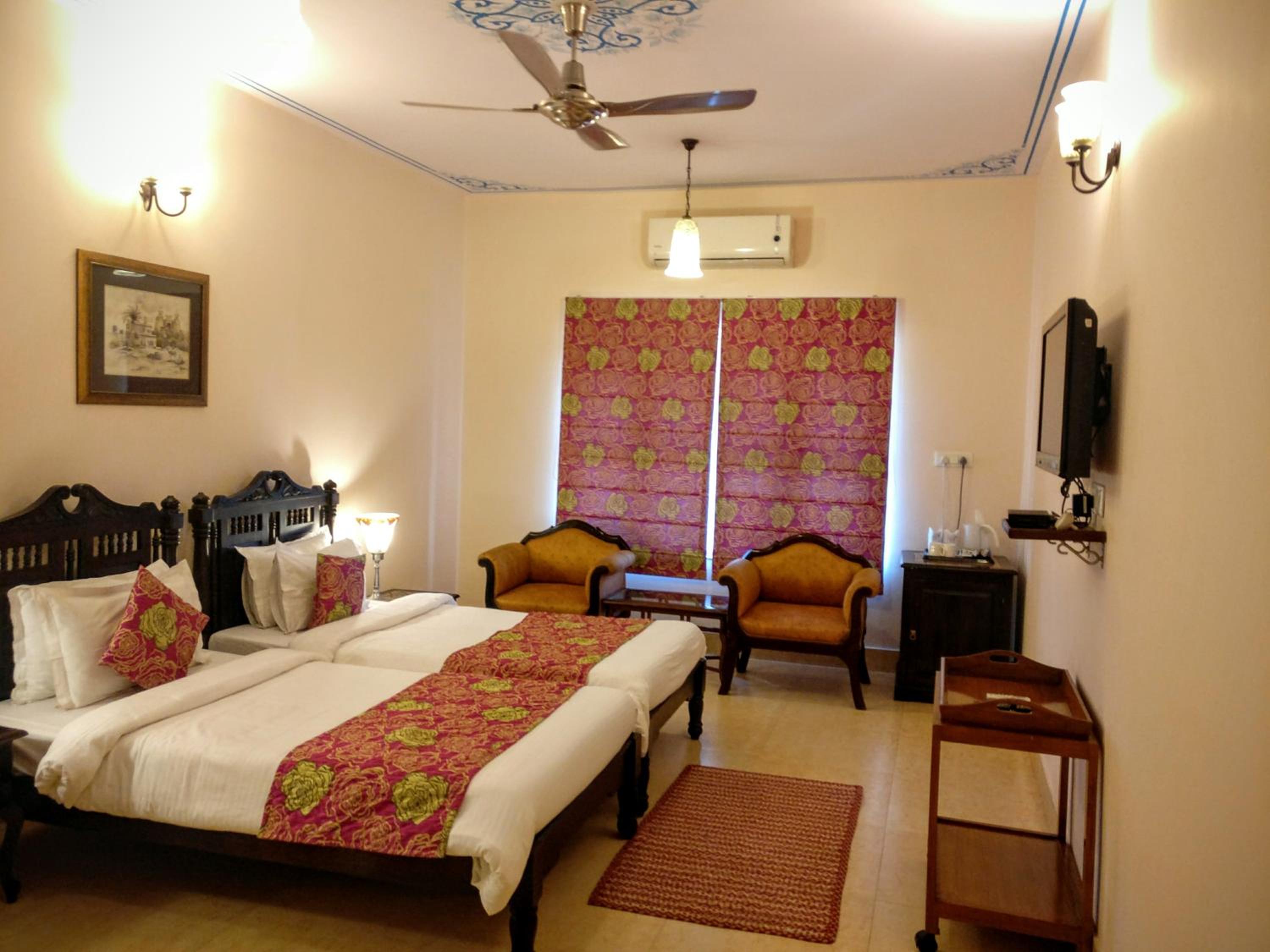 Junior Suite – Includes free pickup from airport/ train station / bus station via tuk-tuk, & a dedicated travel desk to assist with local sightseeing tours, intercity travel arrangements & activities. - Photo 2