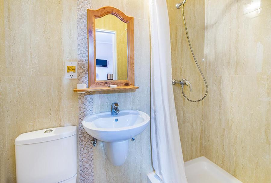 Double or Twin Room - Photo 4