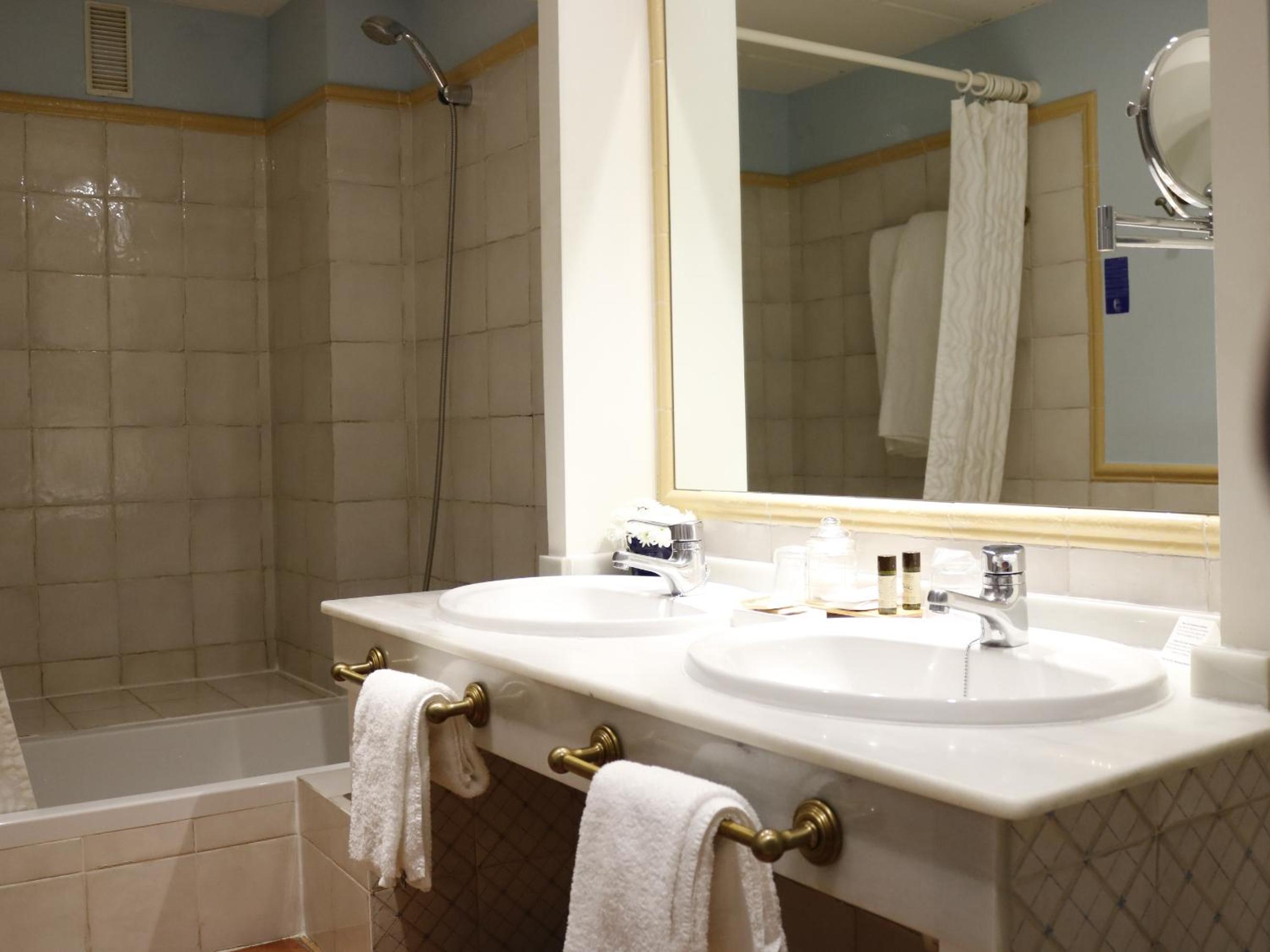 Double or Twin Room - Photo 9