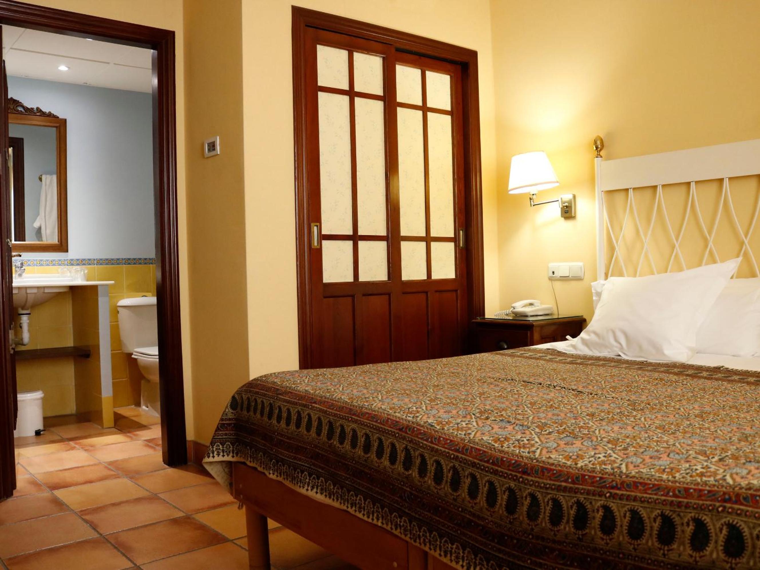 Double or Twin Room - Photo 8