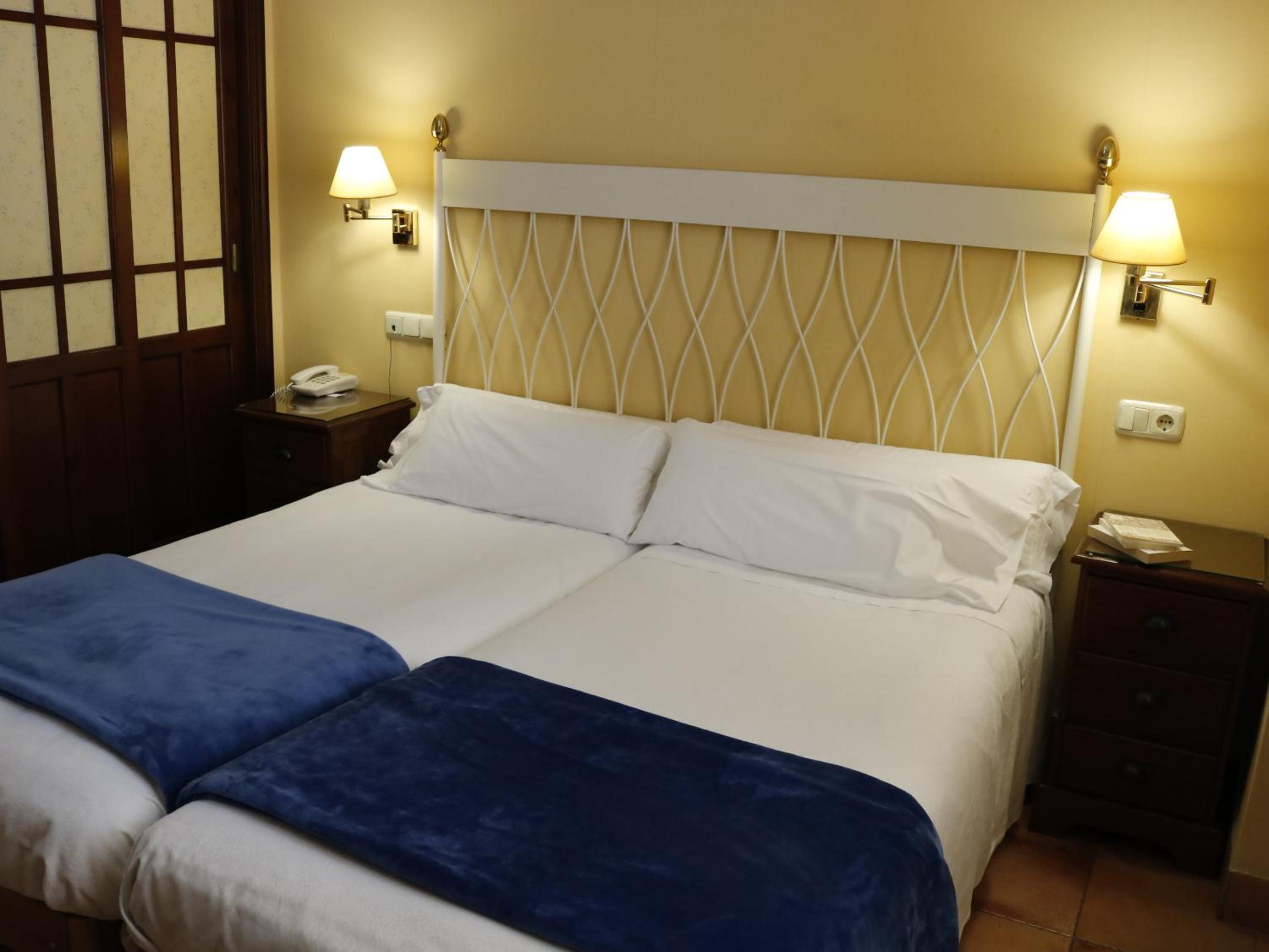 Double or Twin Room - Photo 5