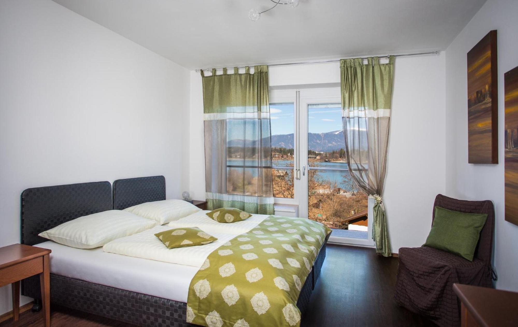Family Room with Balcony and Lake View photo 1