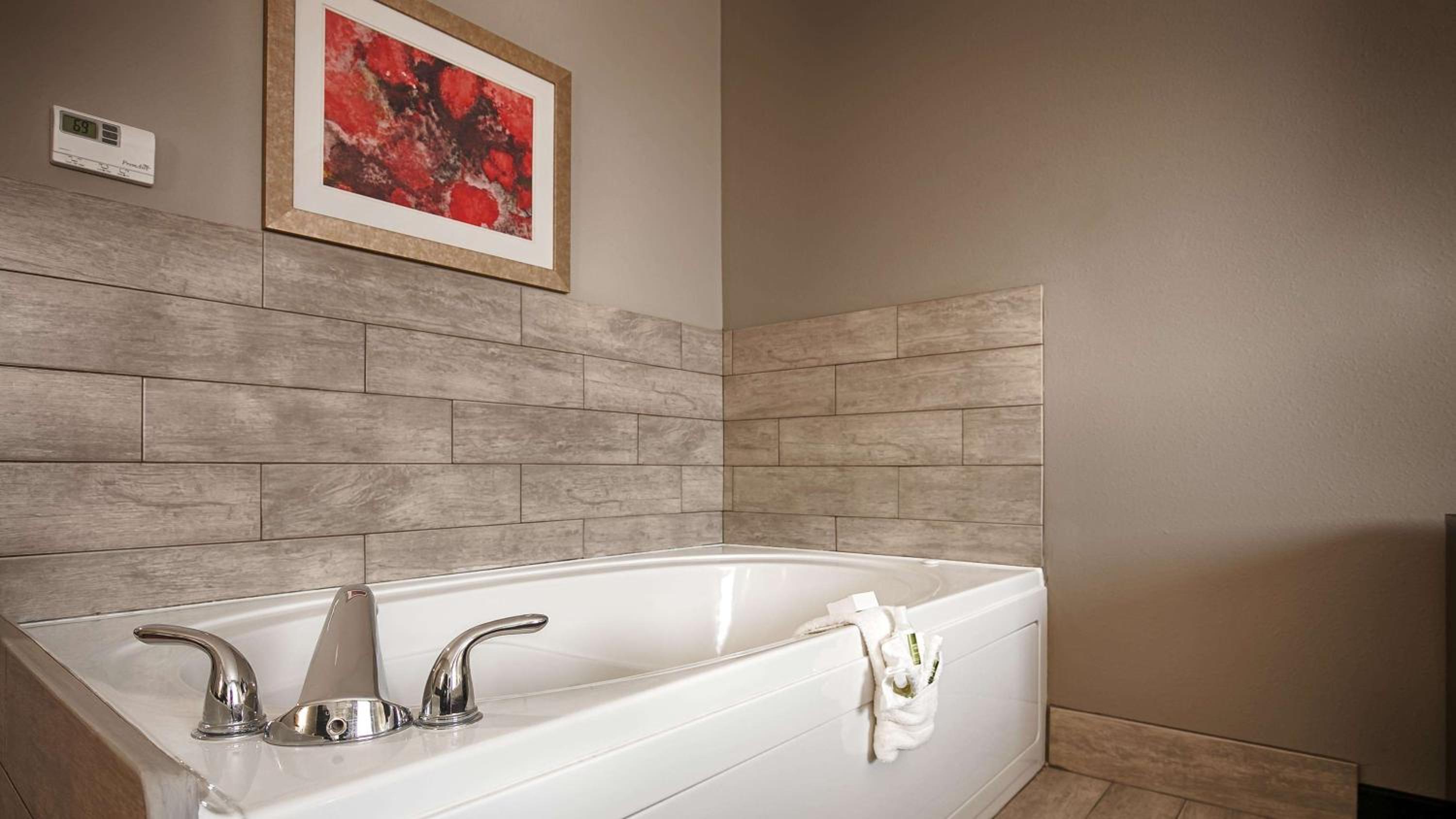 King Room with Spa Bath - Non-Smoking photo 3