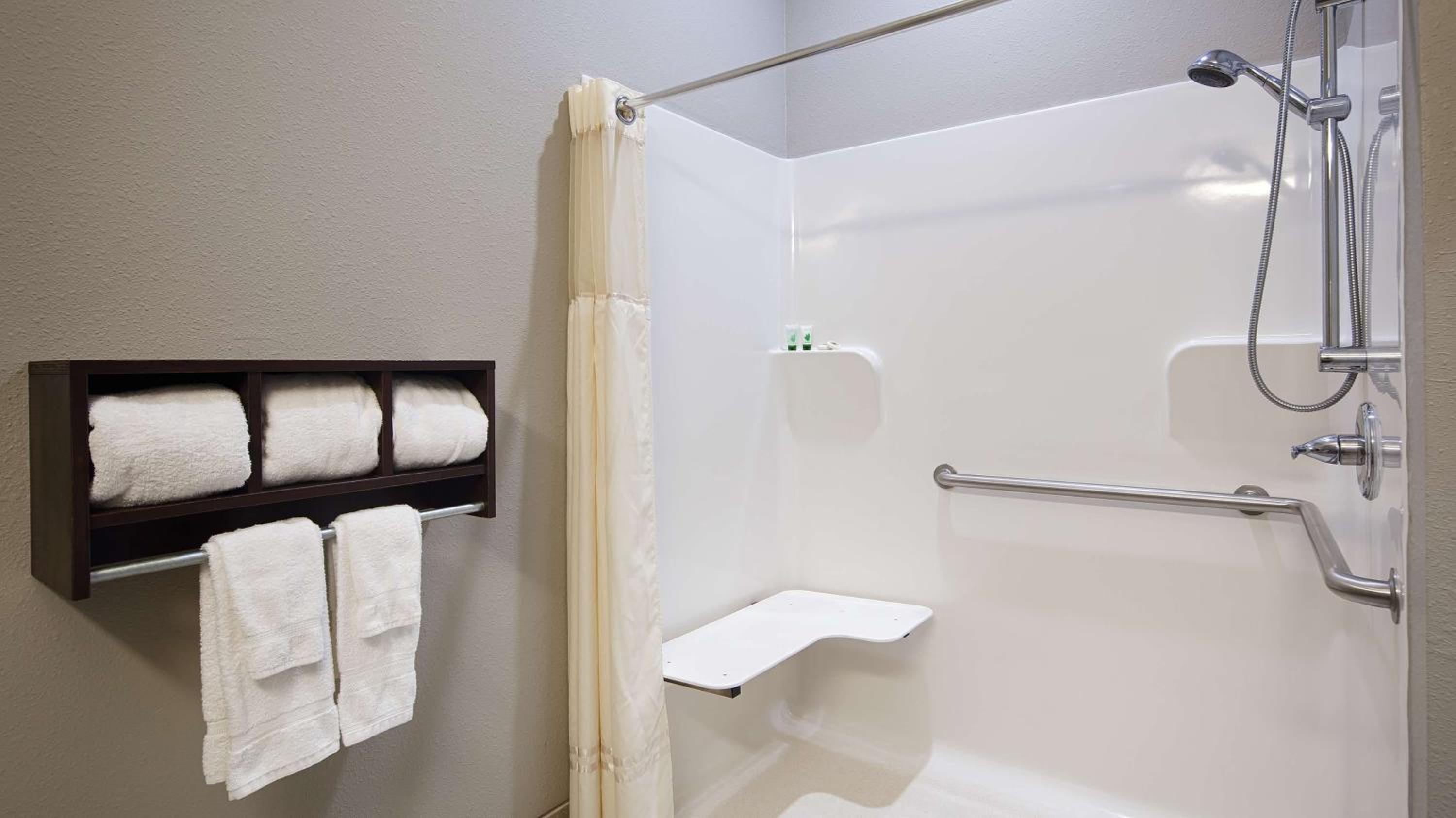 King Room with Roll-In Shower - Mobility Access/Communication Assistance photo 2