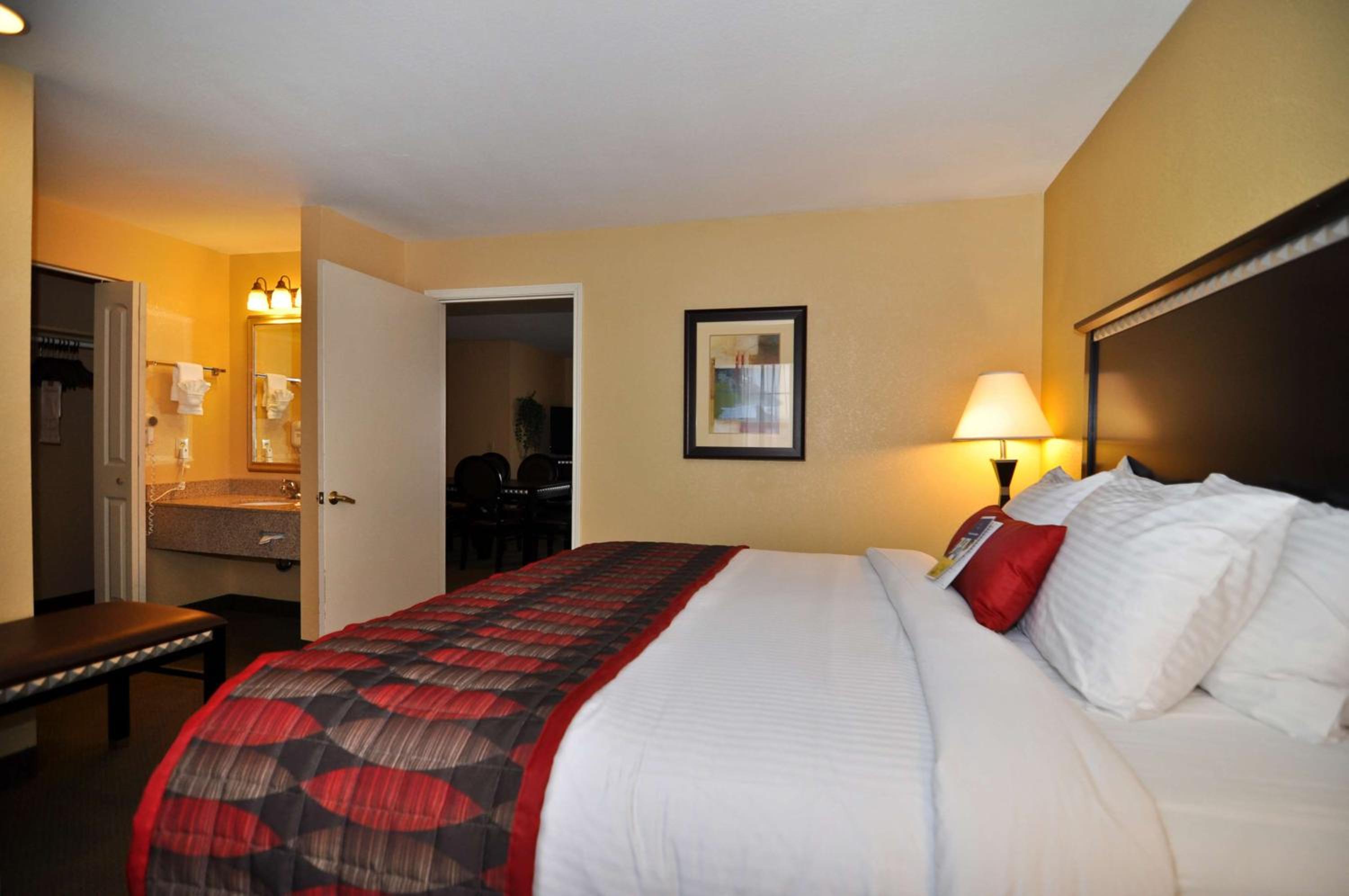 King Suite with Sofa Bed - Non-Smoking - Photo 4