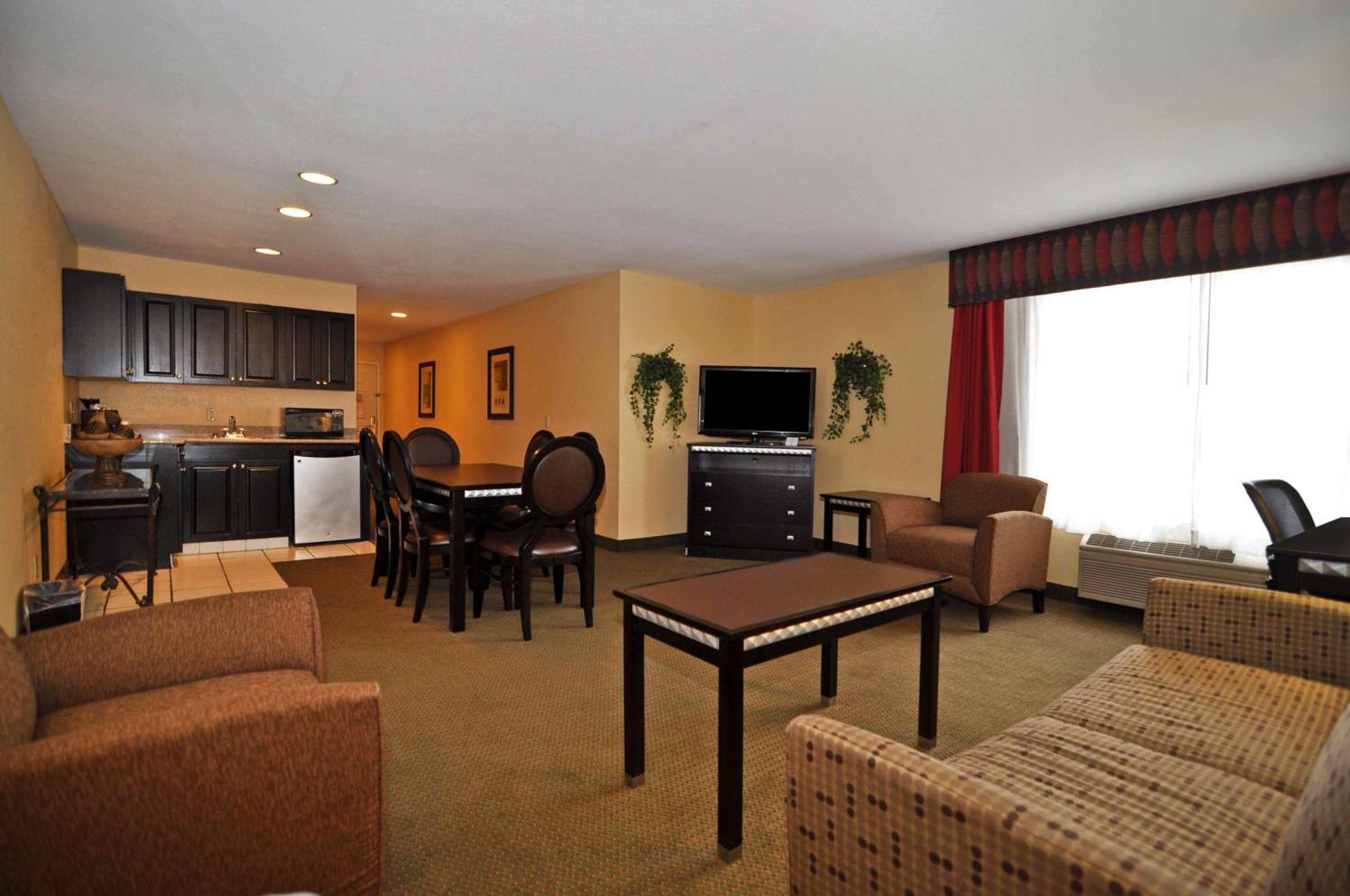 King Suite with Sofa Bed - Non-Smoking - Photo 1
