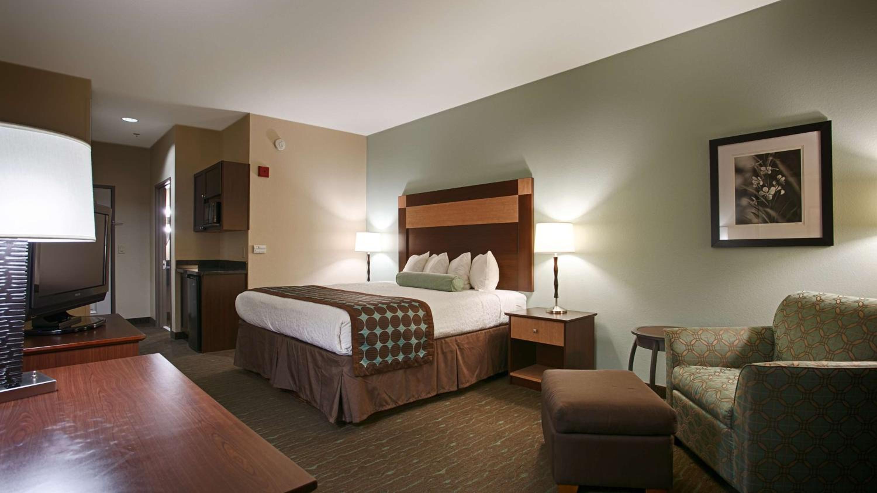 King Room with Roll-In Shower - Mobility Access/Communication Assistance photo 2