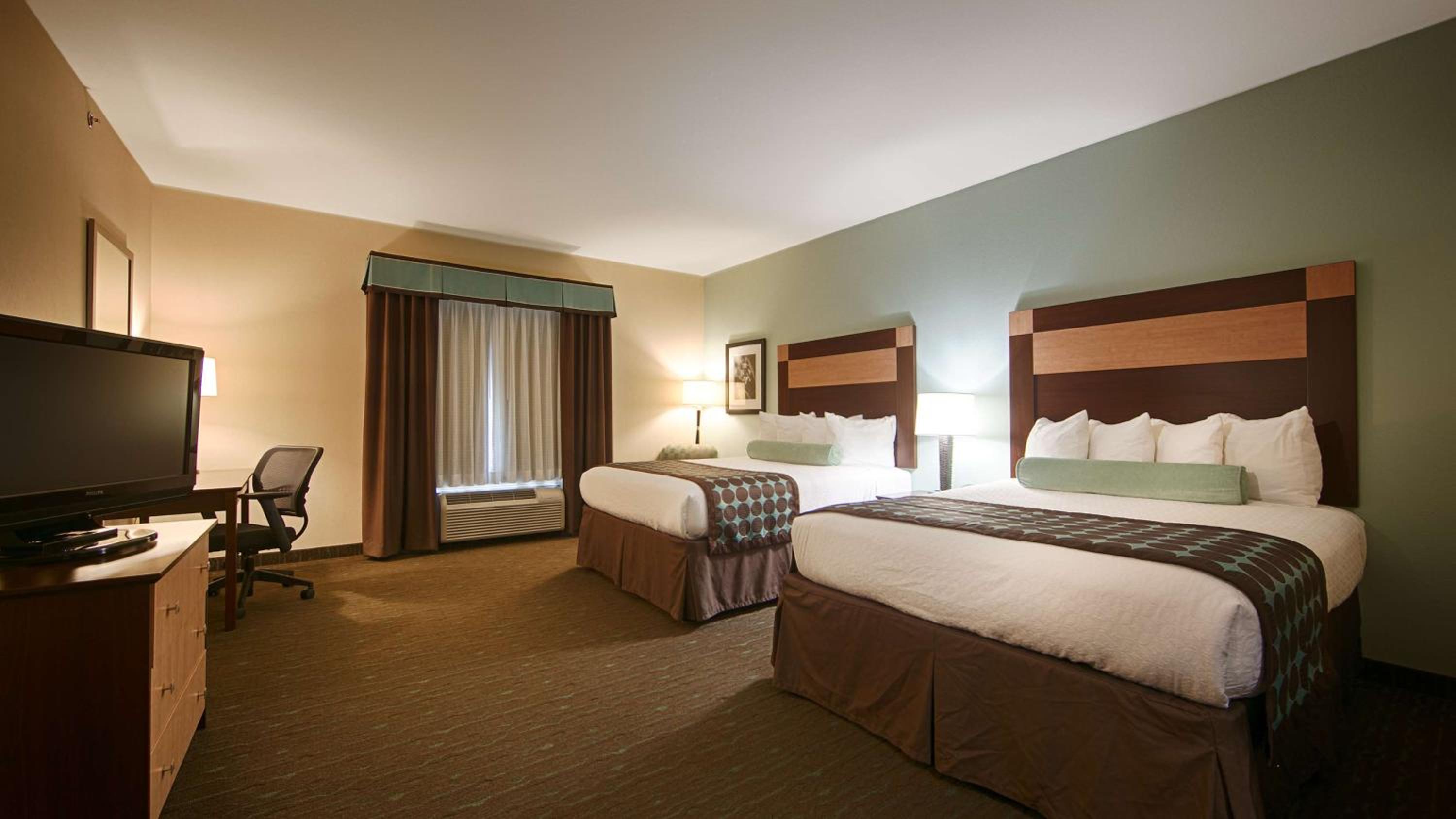 Queen Room with Two Queen Beds - Non-Smoking photo 1