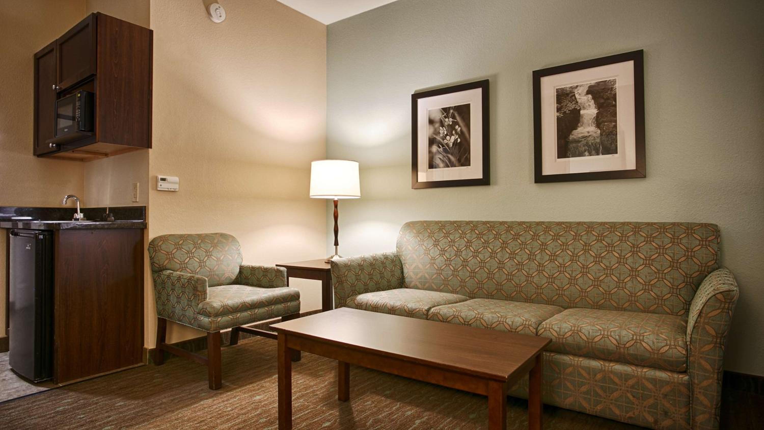 King Suite with Sofa Bed - Non-Smoking photo 3