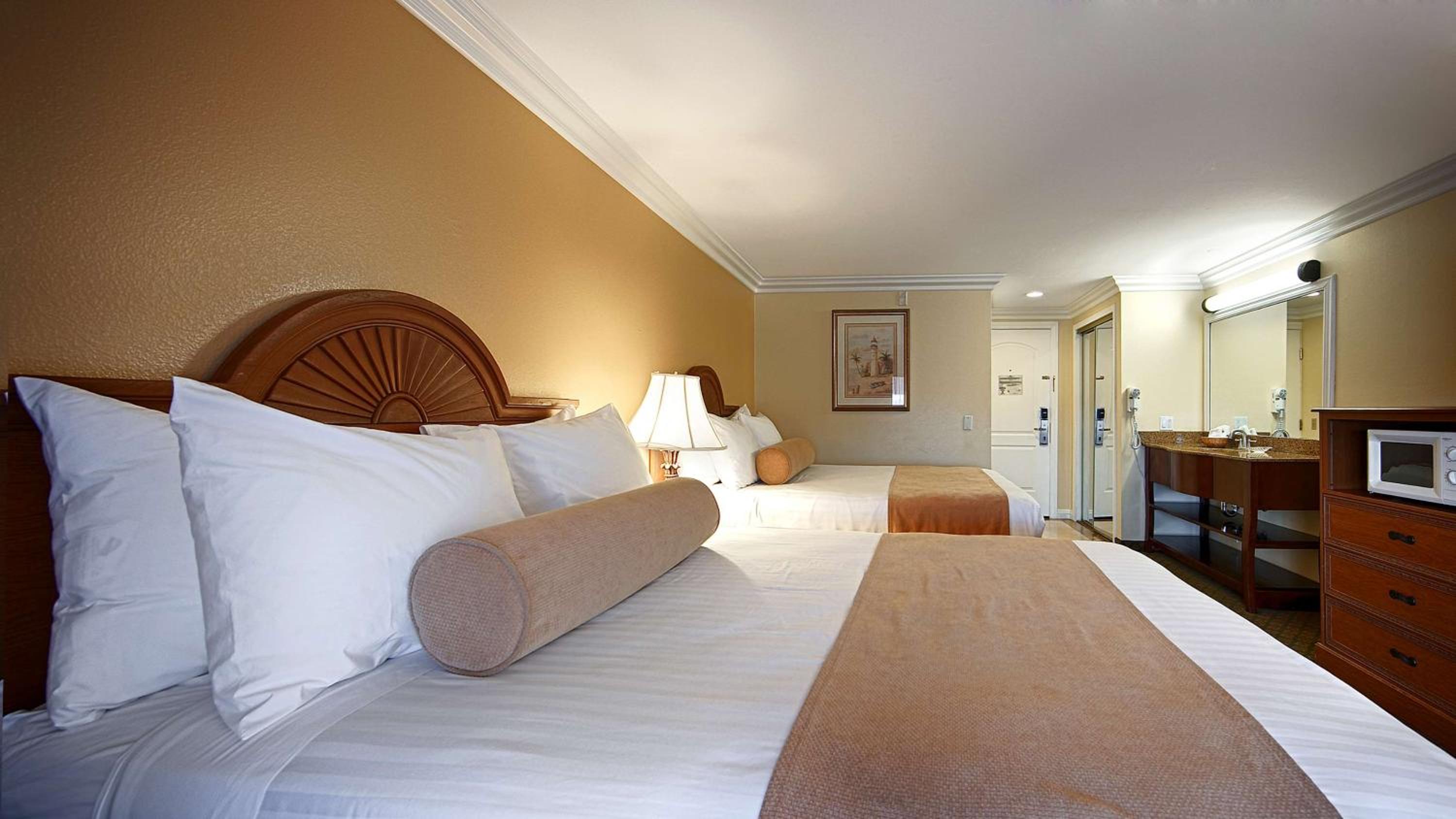 Queen Room with Two Queen Beds - Photo 1