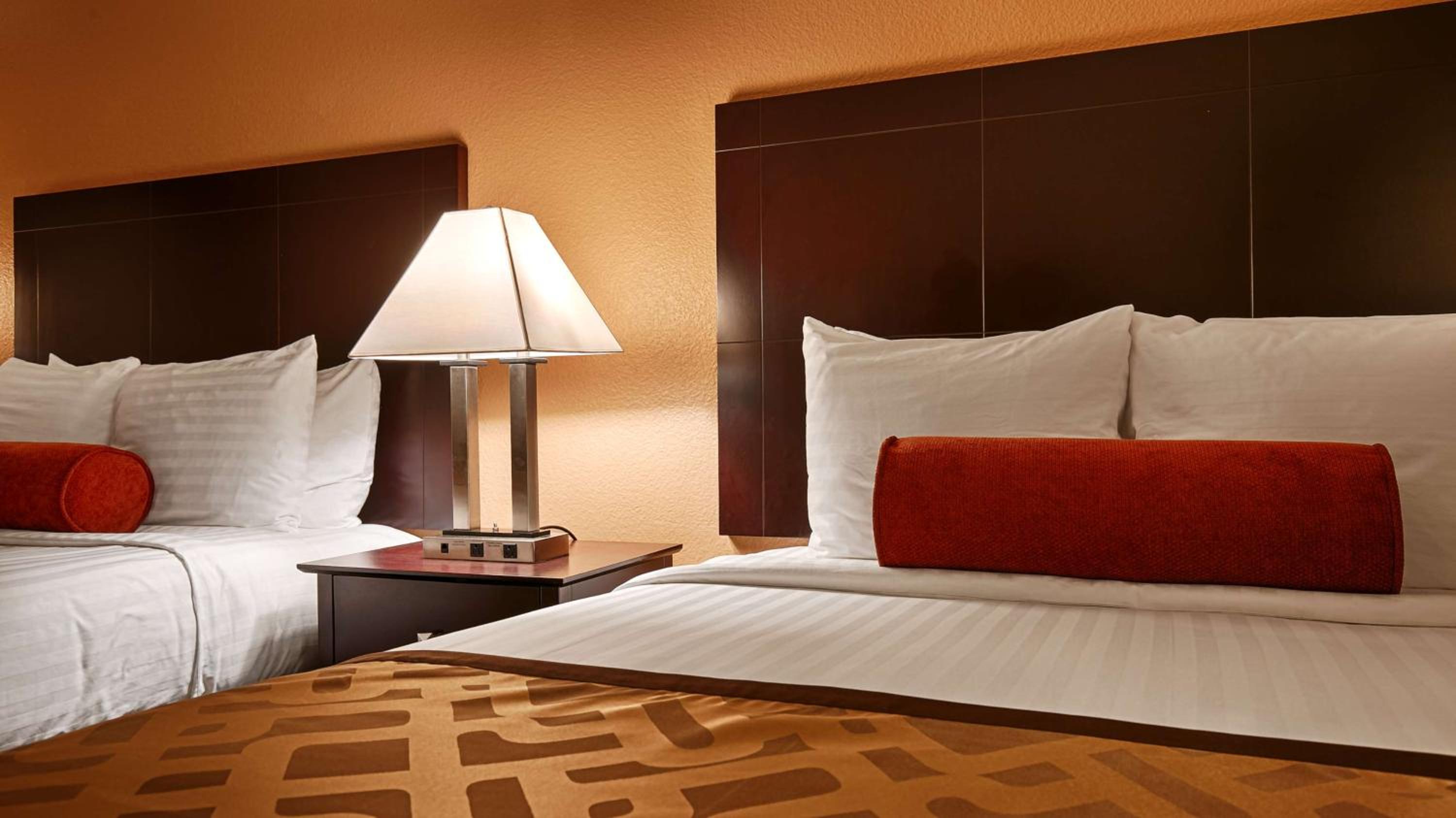 Queen Room with Two Queen Beds - Non-Smoking - Photo 1