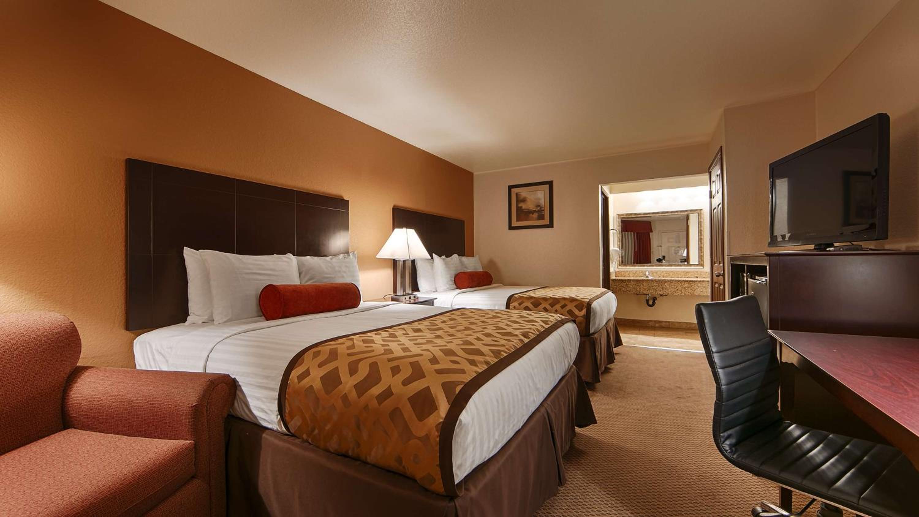 Queen Room with Two Queen Beds - Non-Smoking - Photo 2
