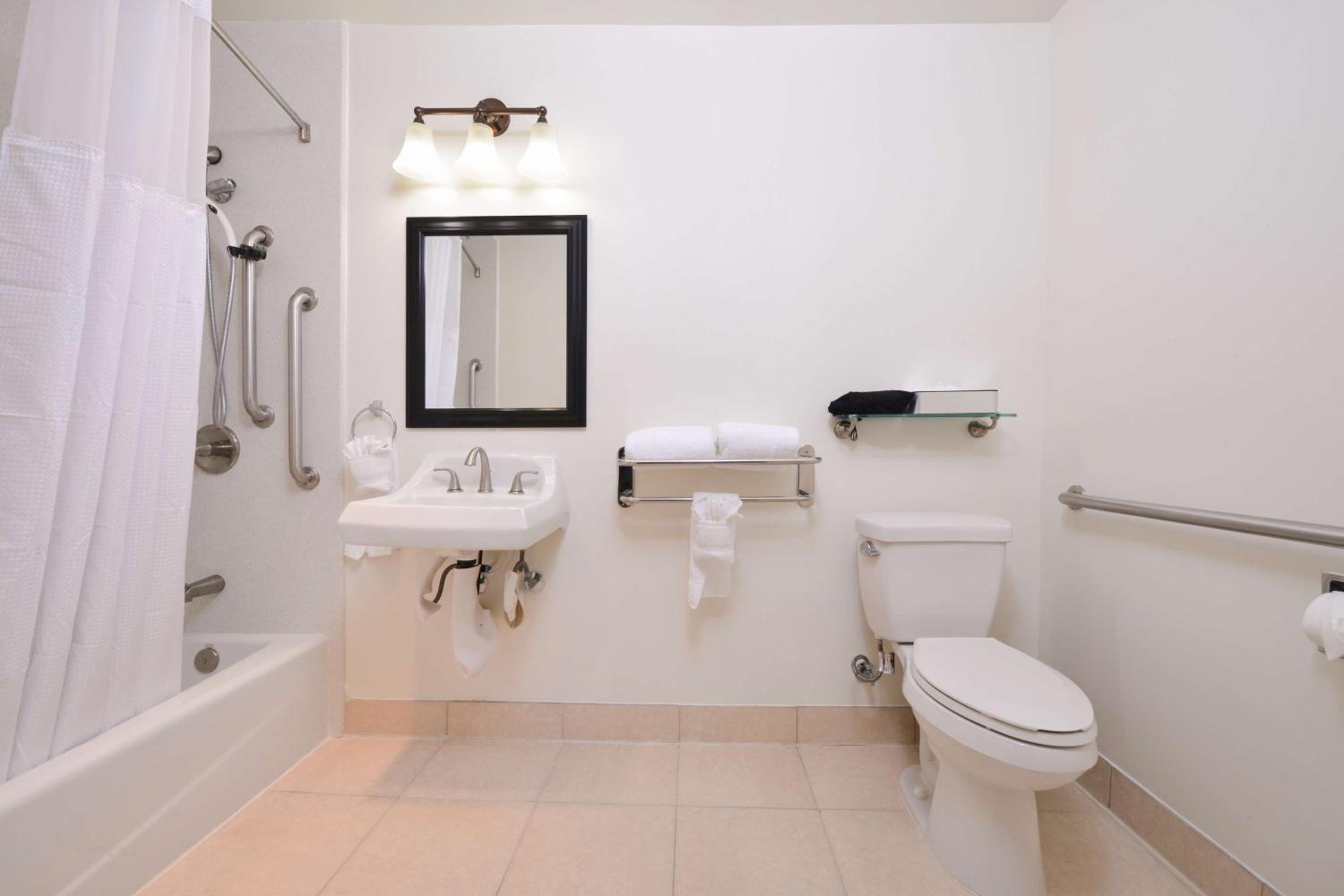 King Room with Bath Tub - Disability Access/Non-Smoking thumbnail 5