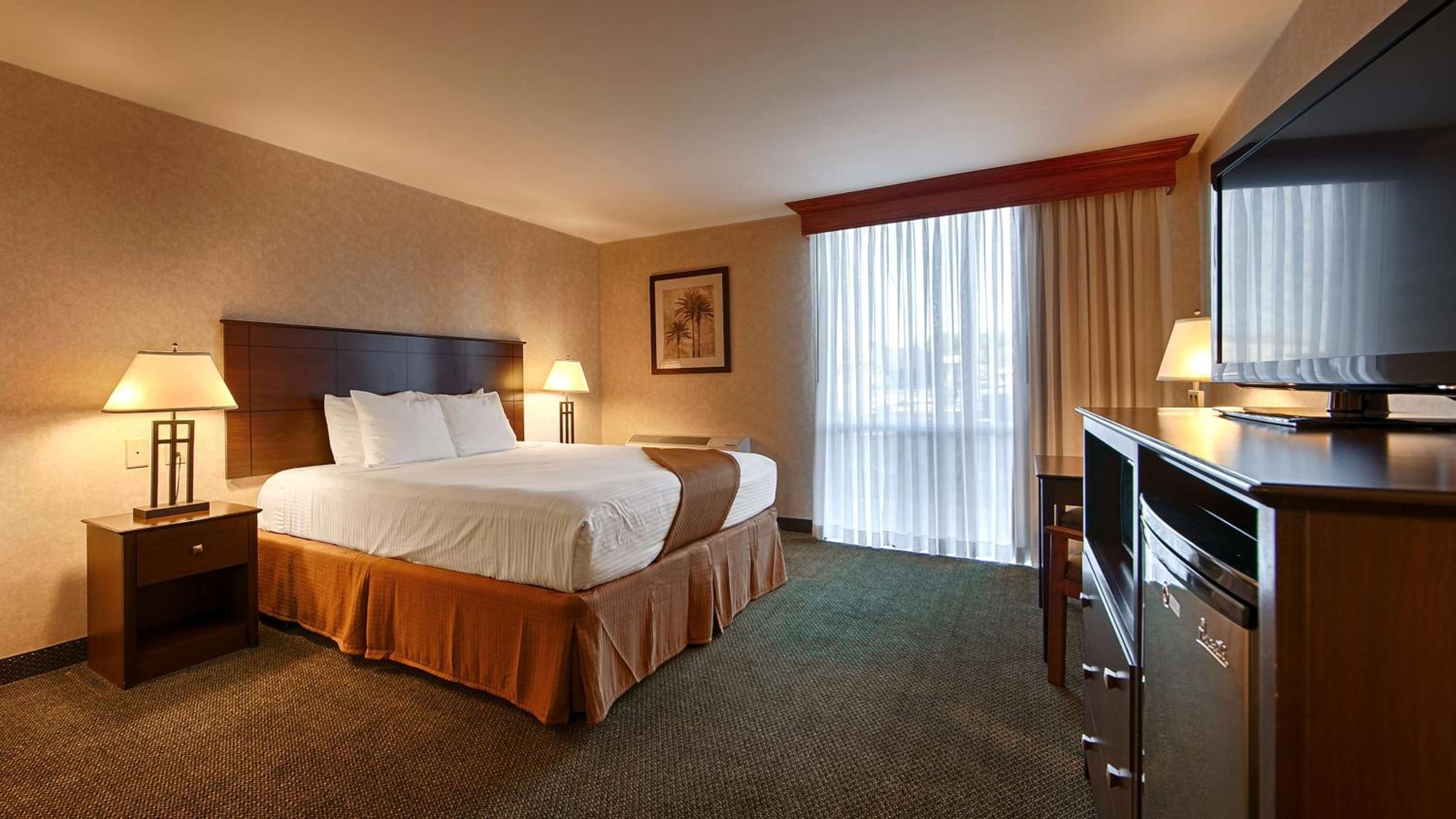 King Room with Roll-in Shower - Disability Access/Non-Smoking - Photo 3