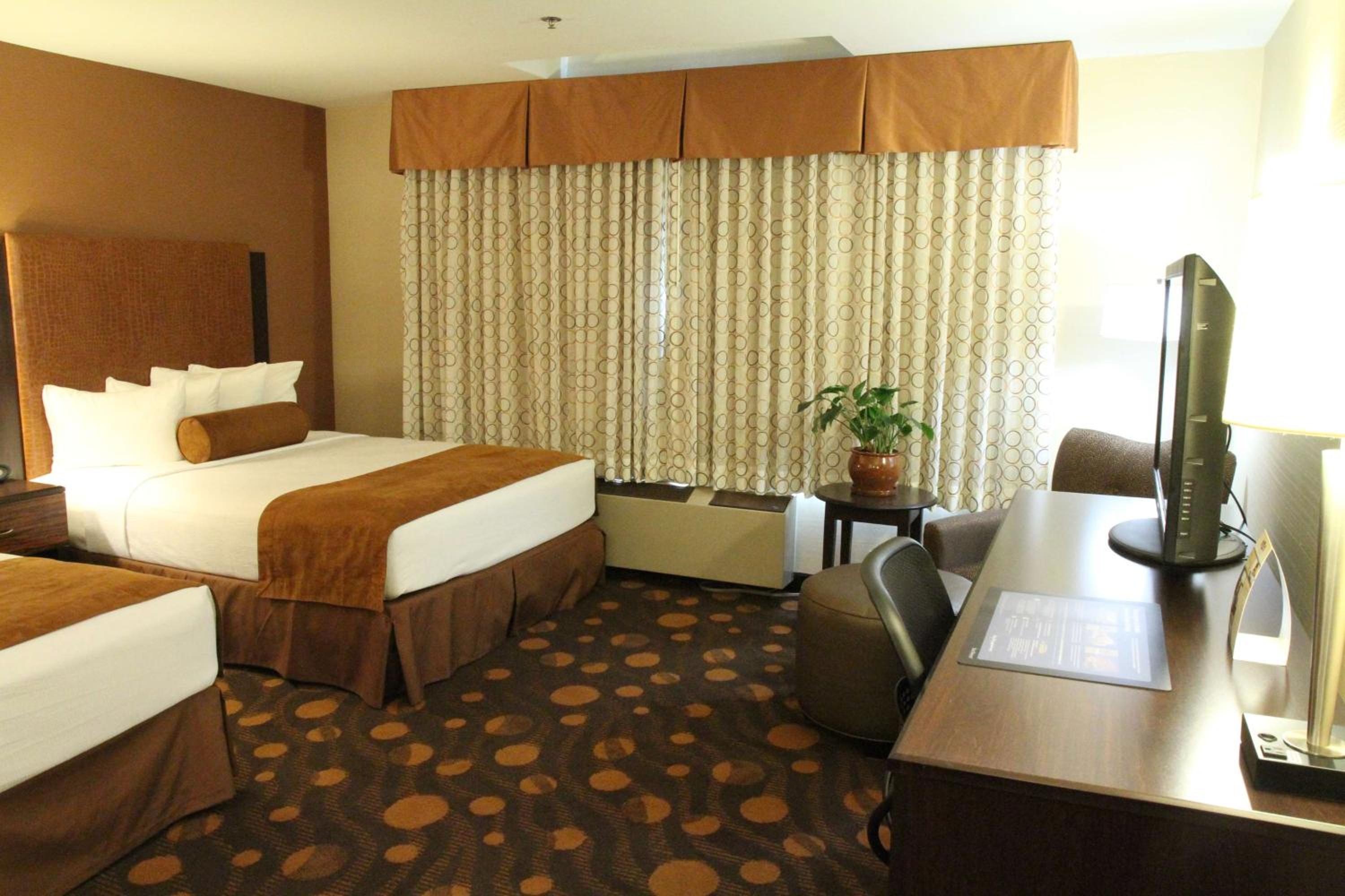 Queen Room with Two Queen Beds - Non-Smoking - Photo 1