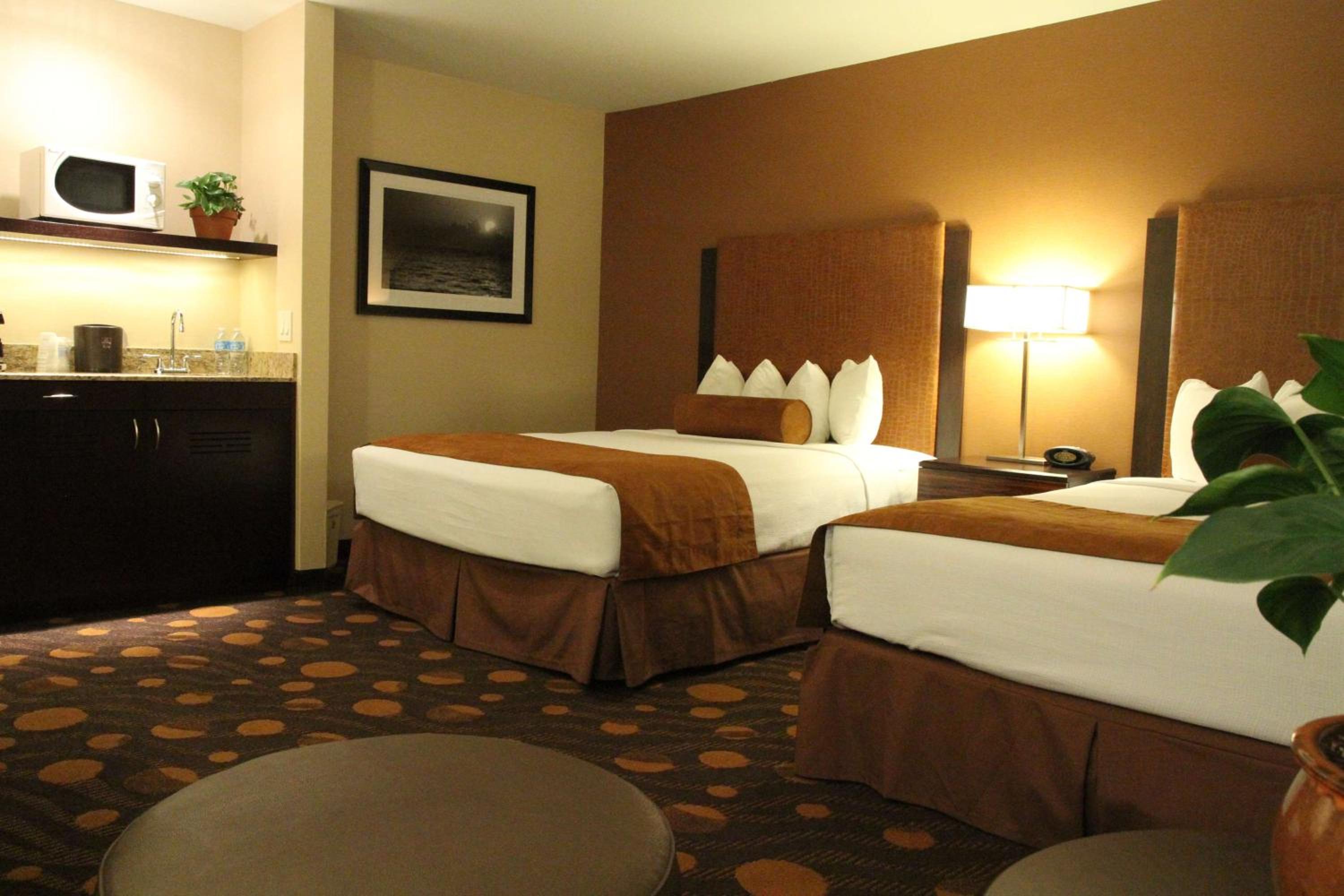 Queen Room with Two Queen Beds - Non-Smoking - Photo 5