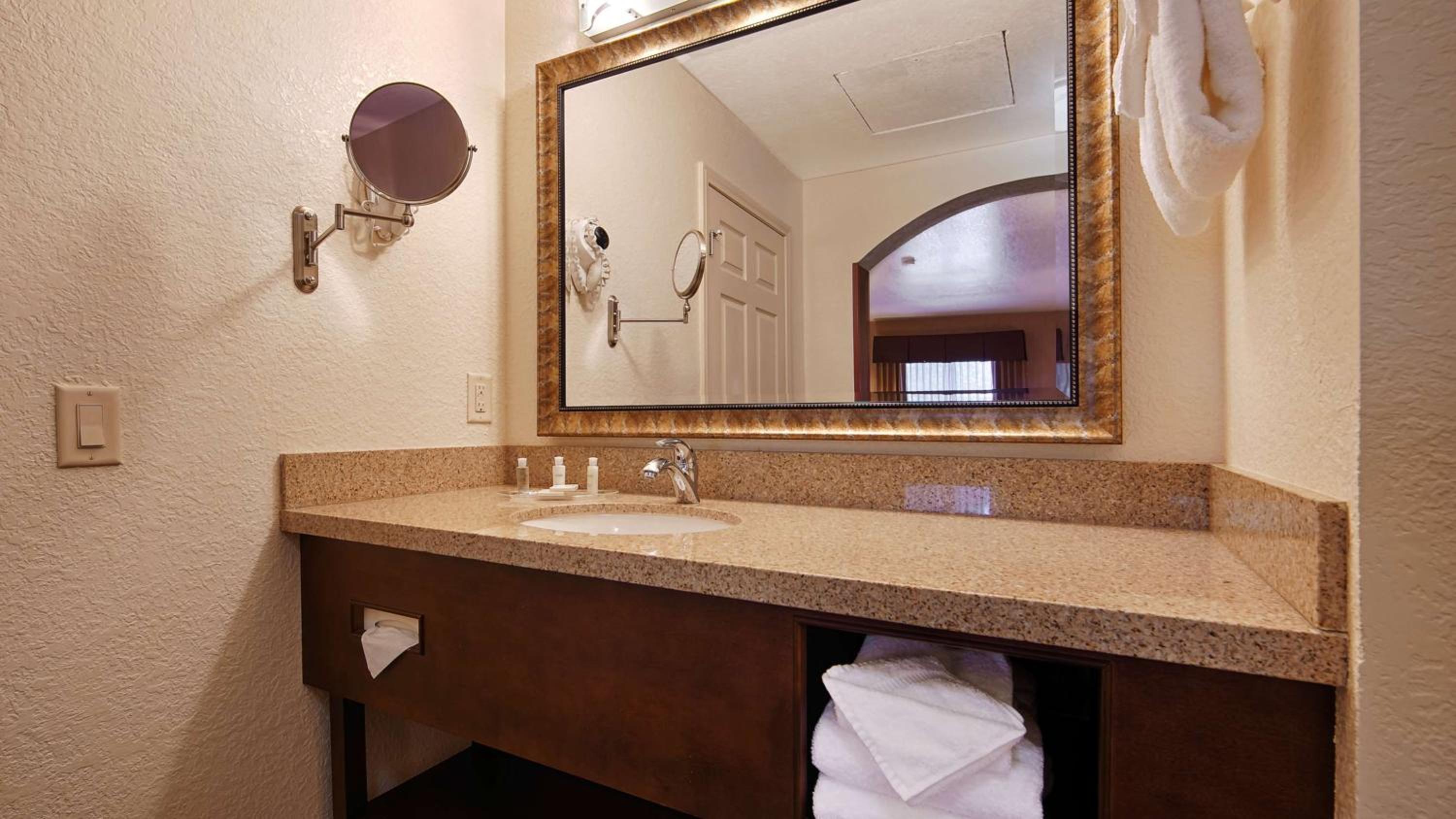 Queen Suite with Sofa Bed - Photo 3