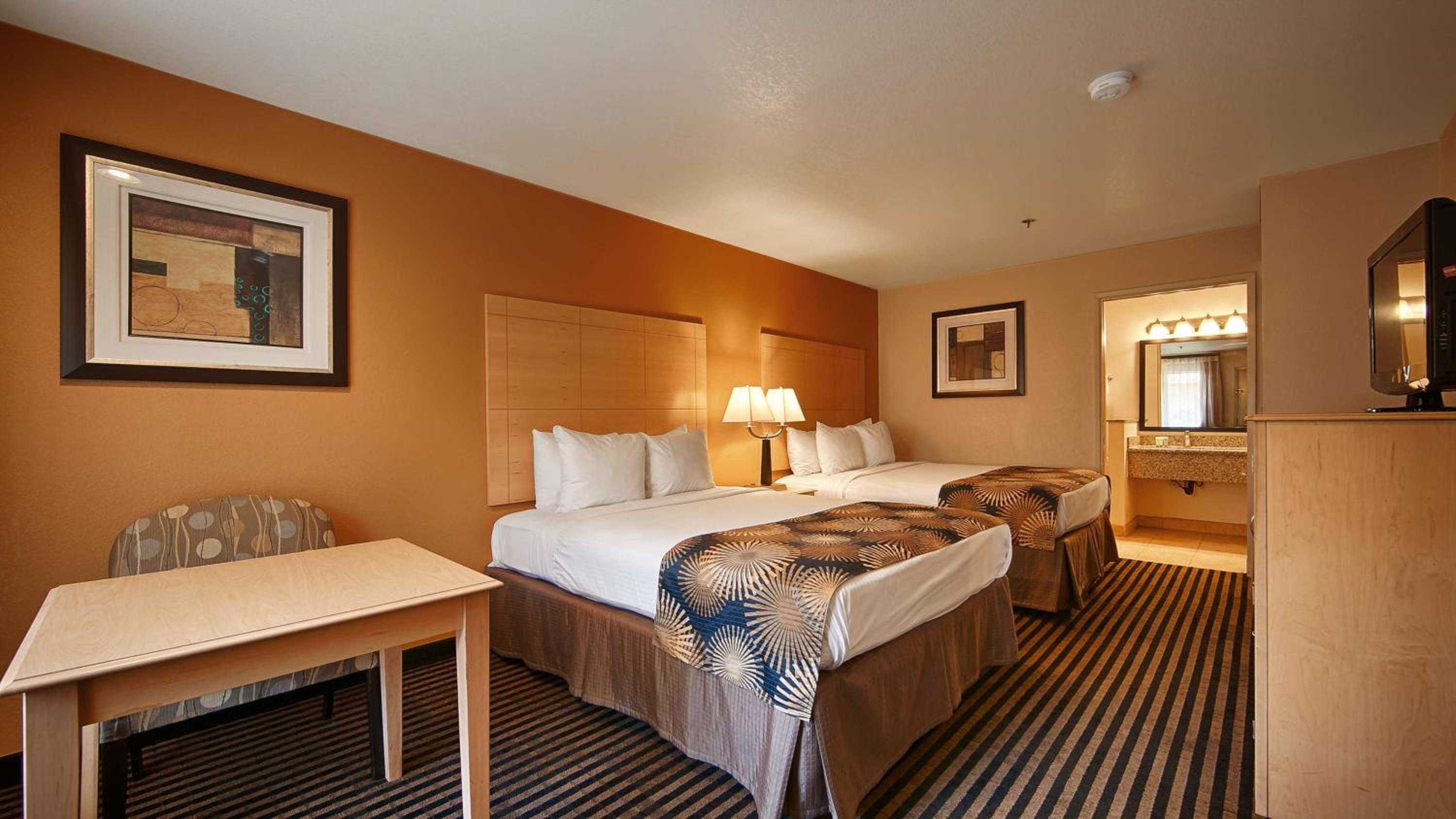 Queen Room with Two Queen Beds - Non-Smoking - Photo 1