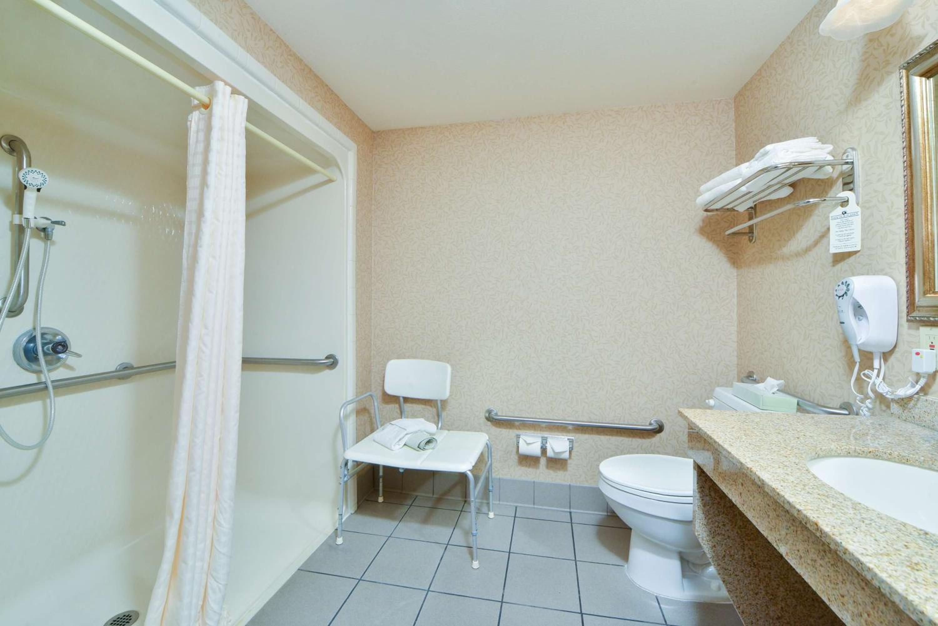King Room with Roll-in Shower - Disability Access/Non-Smoking - Photo 2