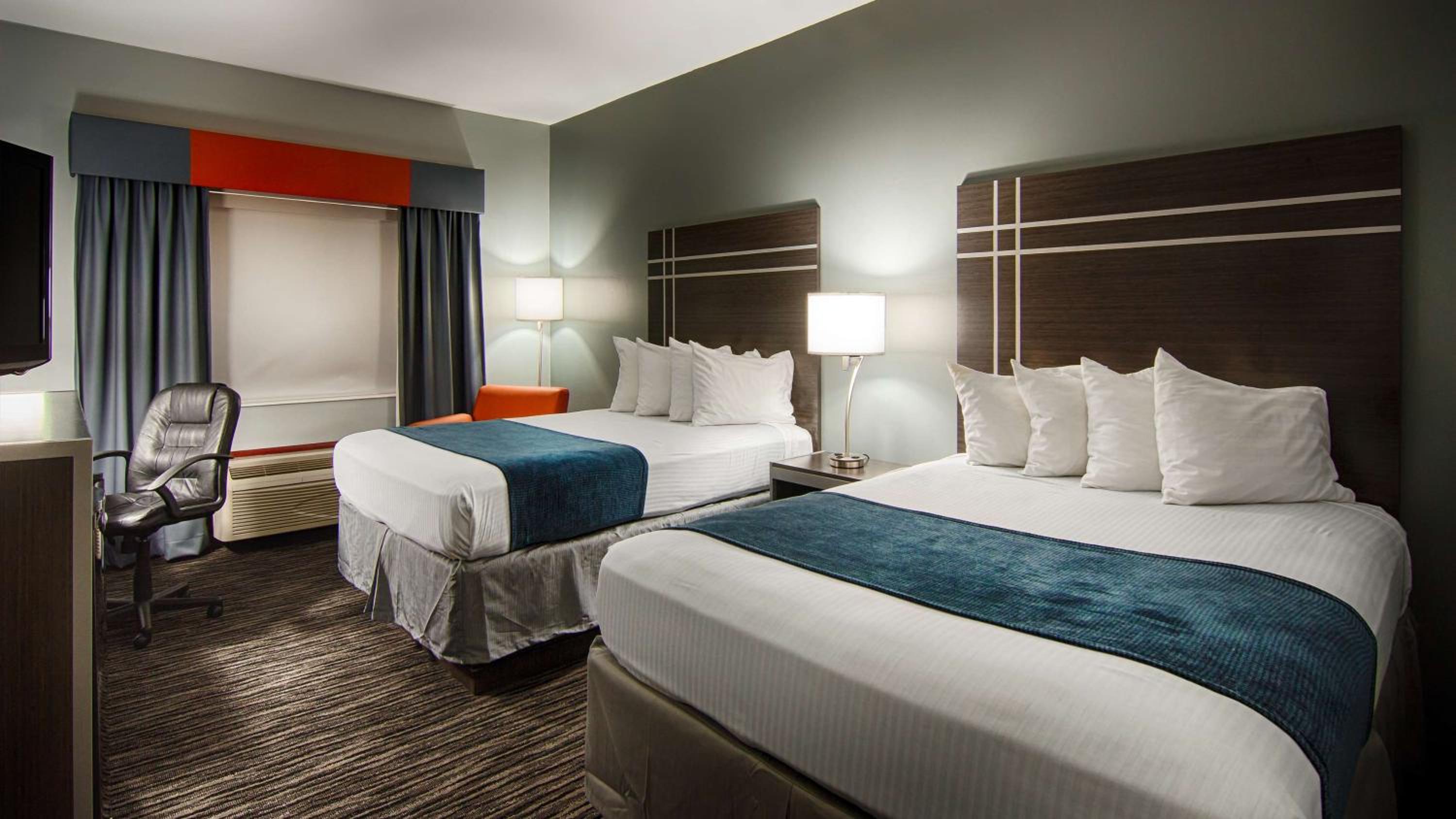 Queen Suite with Two Queen Beds and Sofa Bed - Non-Smoking - Photo 1