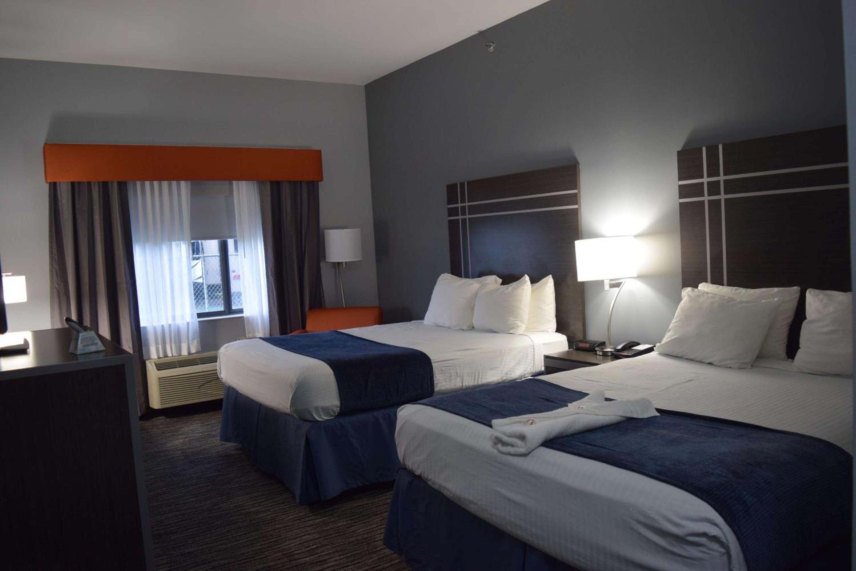Queen Suite with Two Queen Beds and Sofa Bed - Non-Smoking - Photo 2