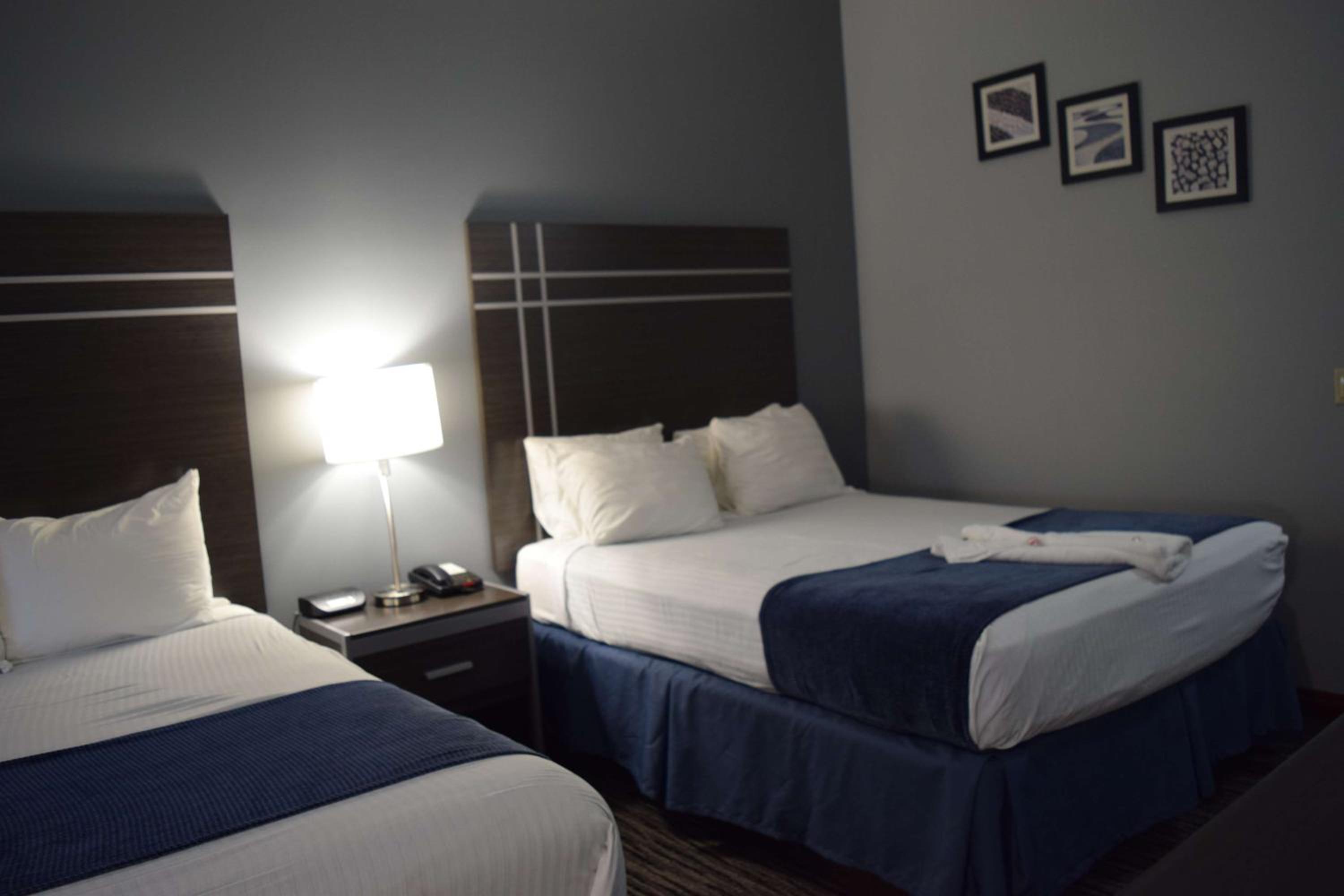 Queen Suite with Two Queen Beds and Sofa Bed - Non-Smoking - Photo 6