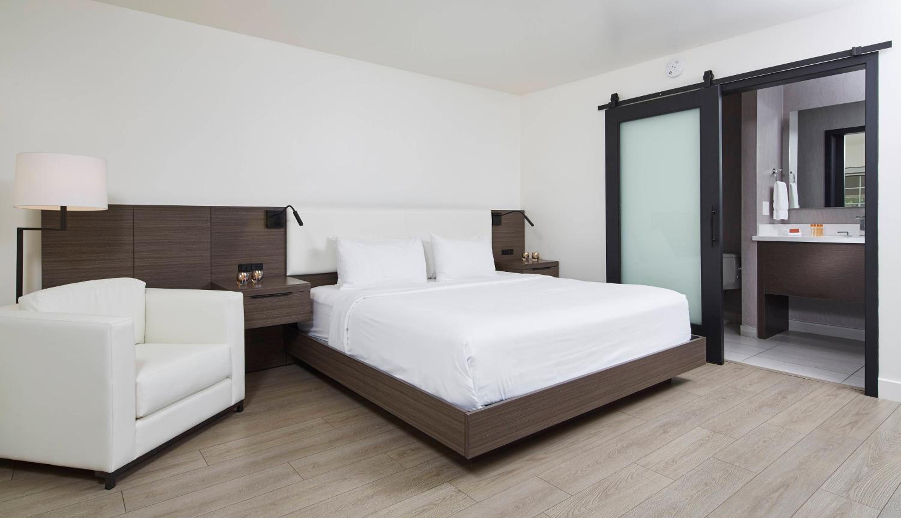 Deluxe King Room - Photo 1