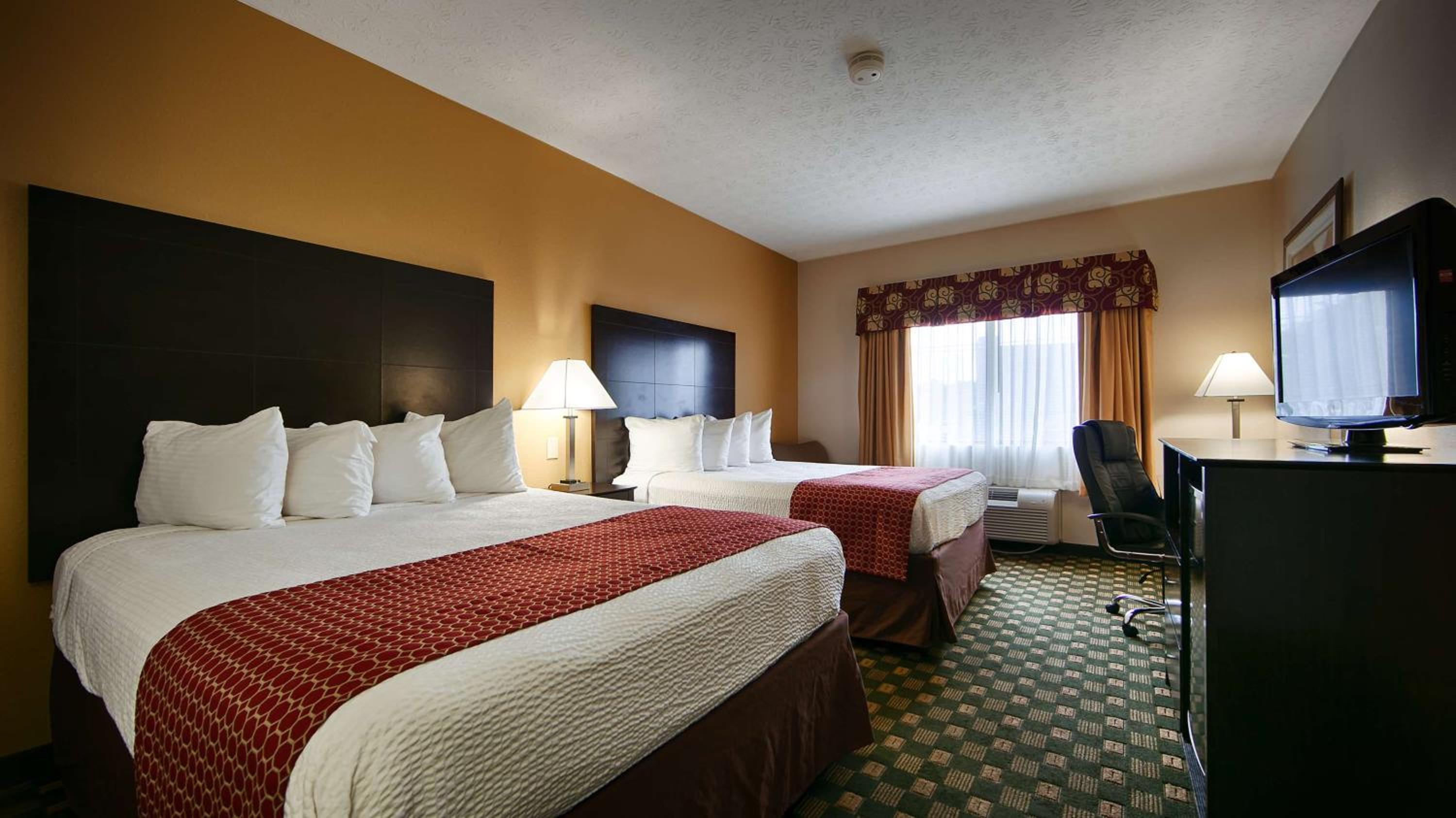 Queen Room with Two Queen Beds - Non-Smoking - Photo 2