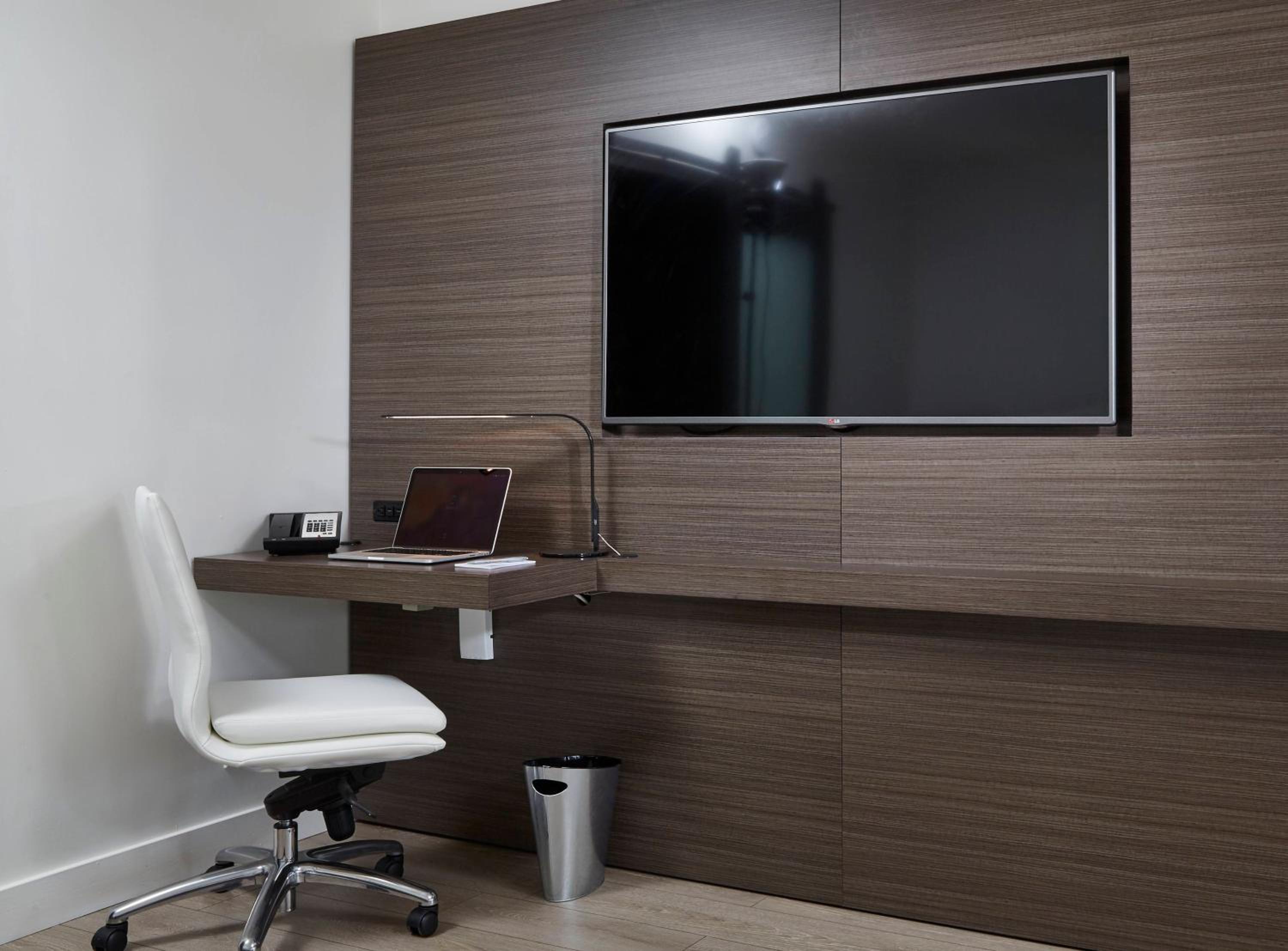 Deluxe King Room - Photo 9