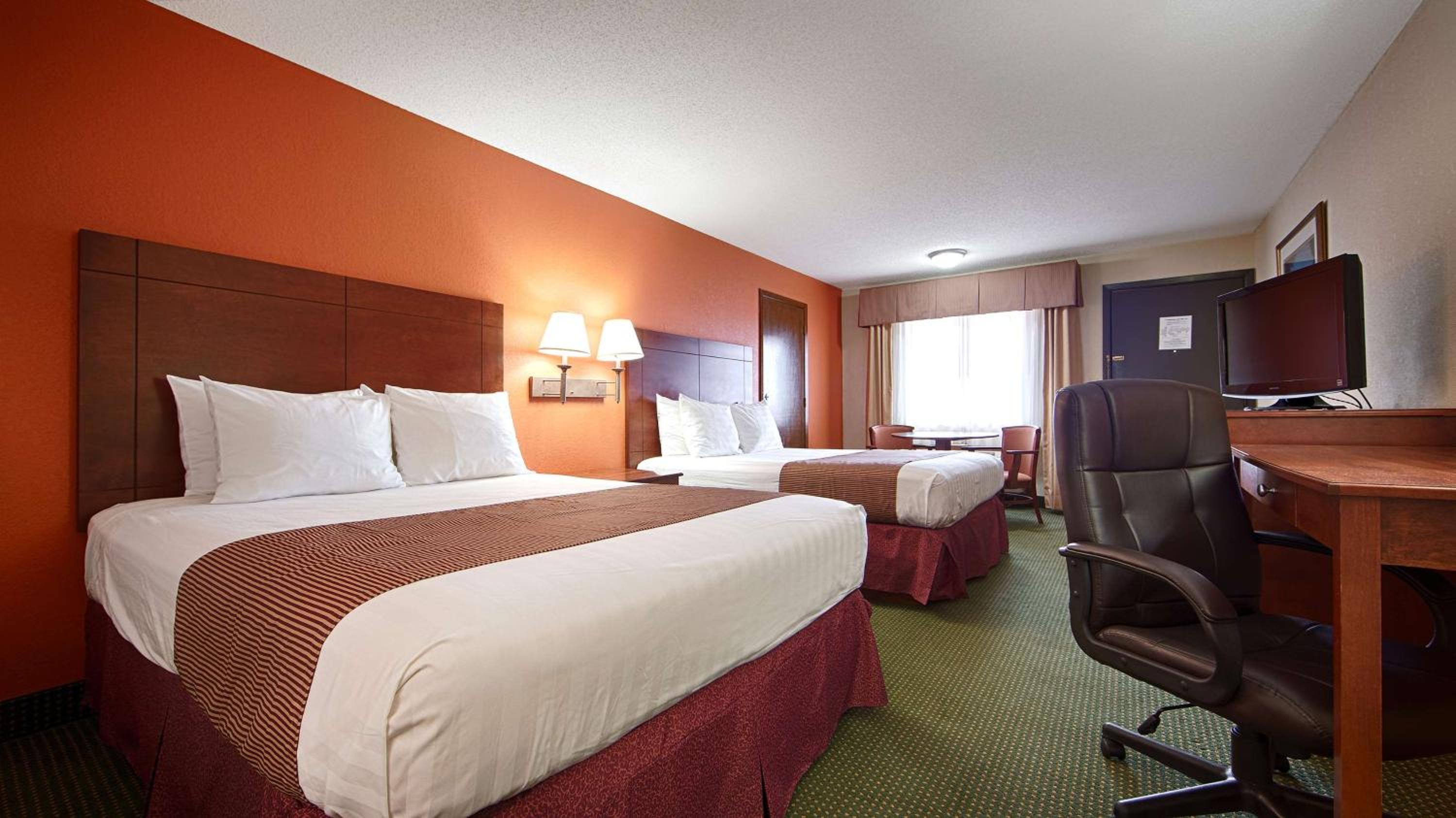 Queen Room with Two Queen Beds photo 2