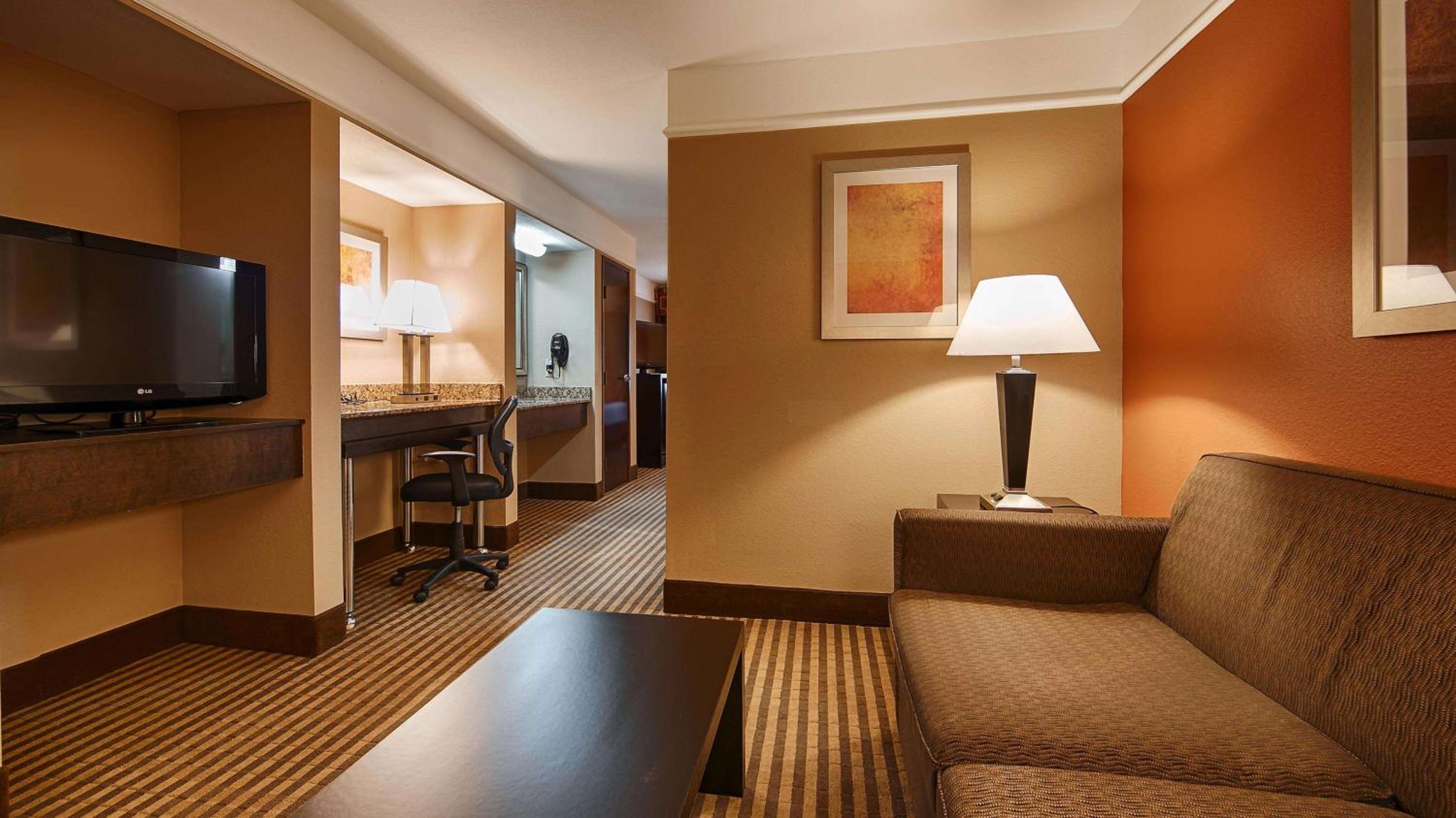 King Suite - Non-Smoking - Photo 3