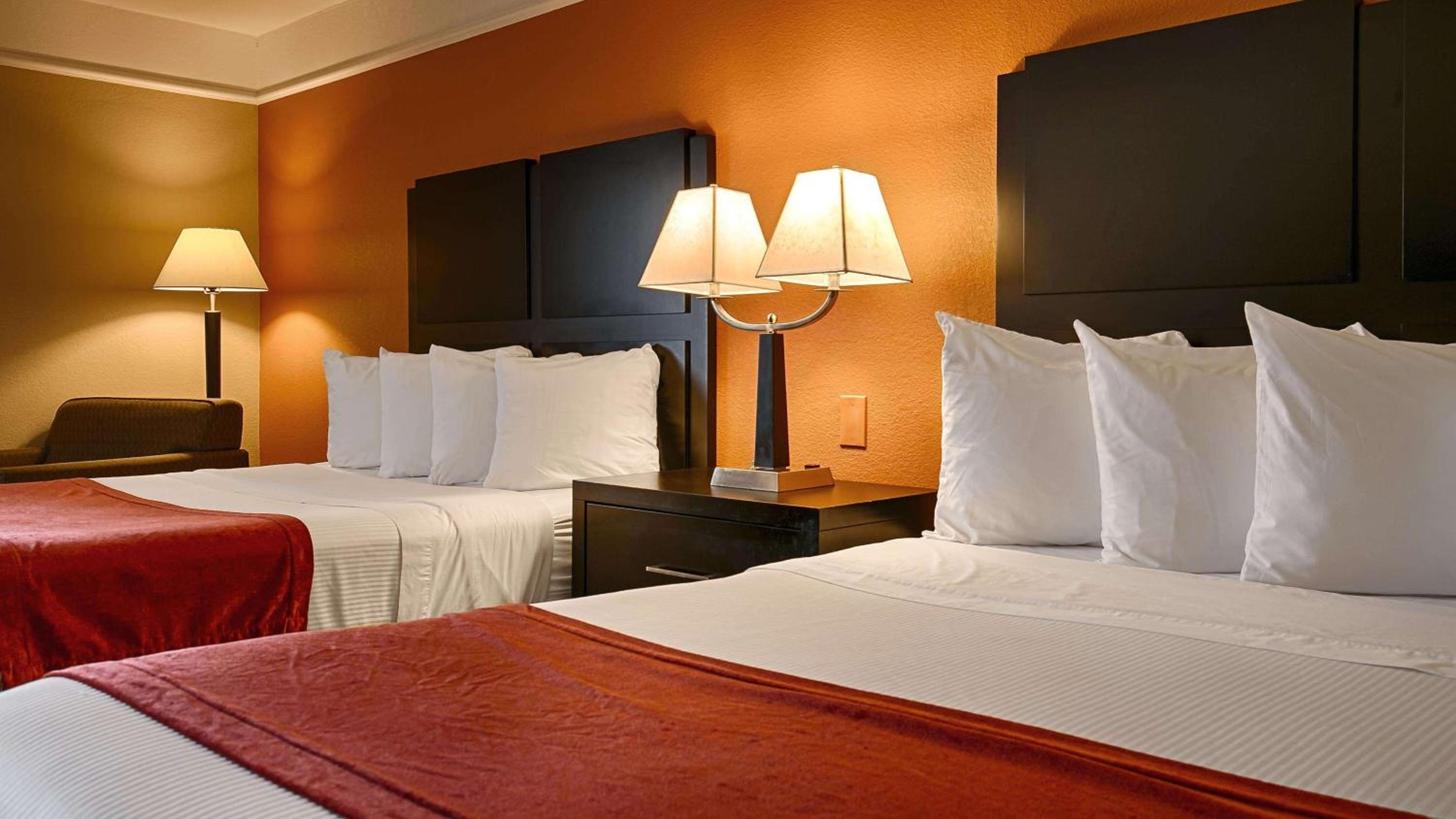 Queen Room with Two Queen Beds - Non-Smoking - Photo 3