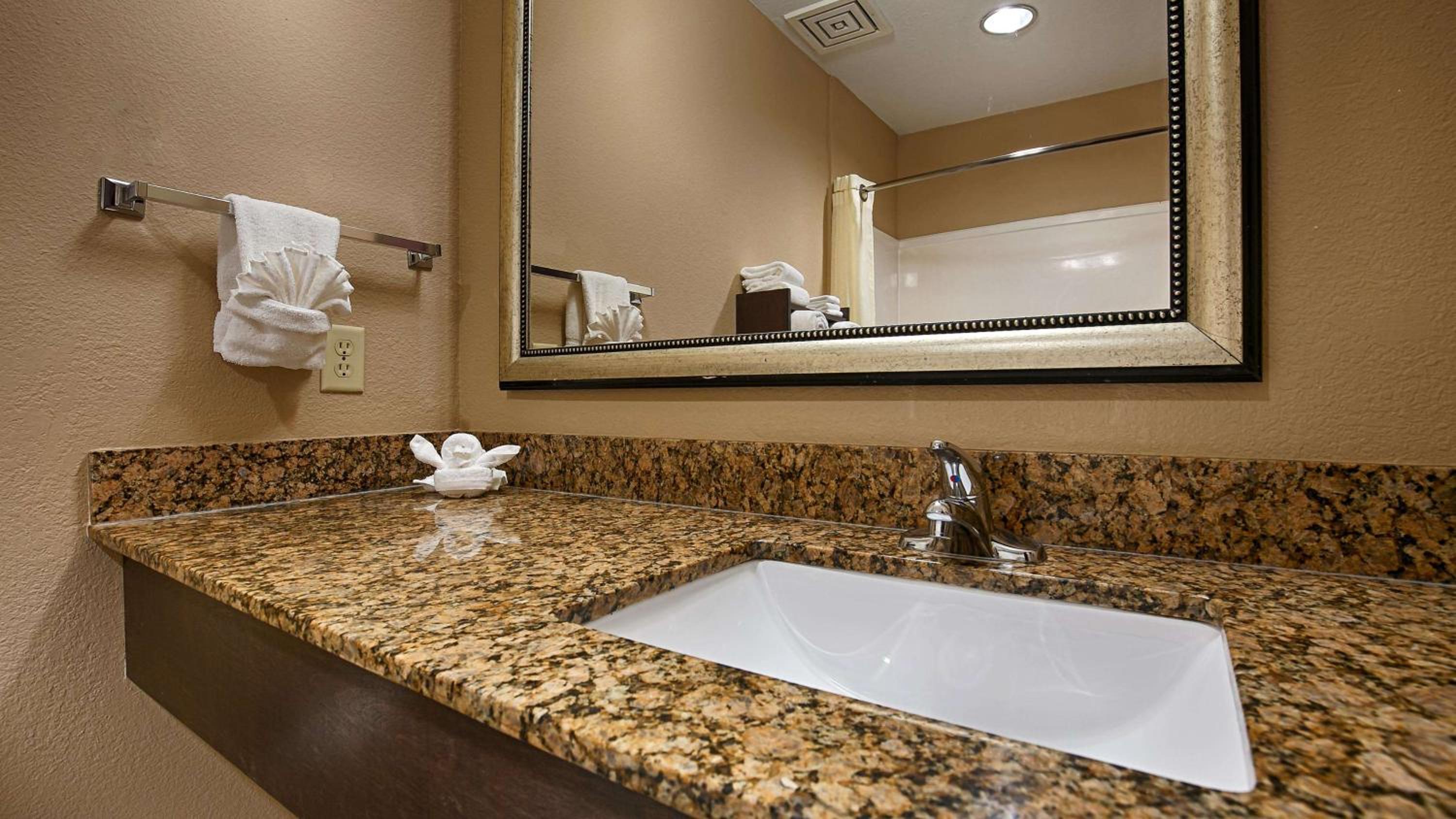 King Suite with Kitchen - Non-Smoking - Photo 2