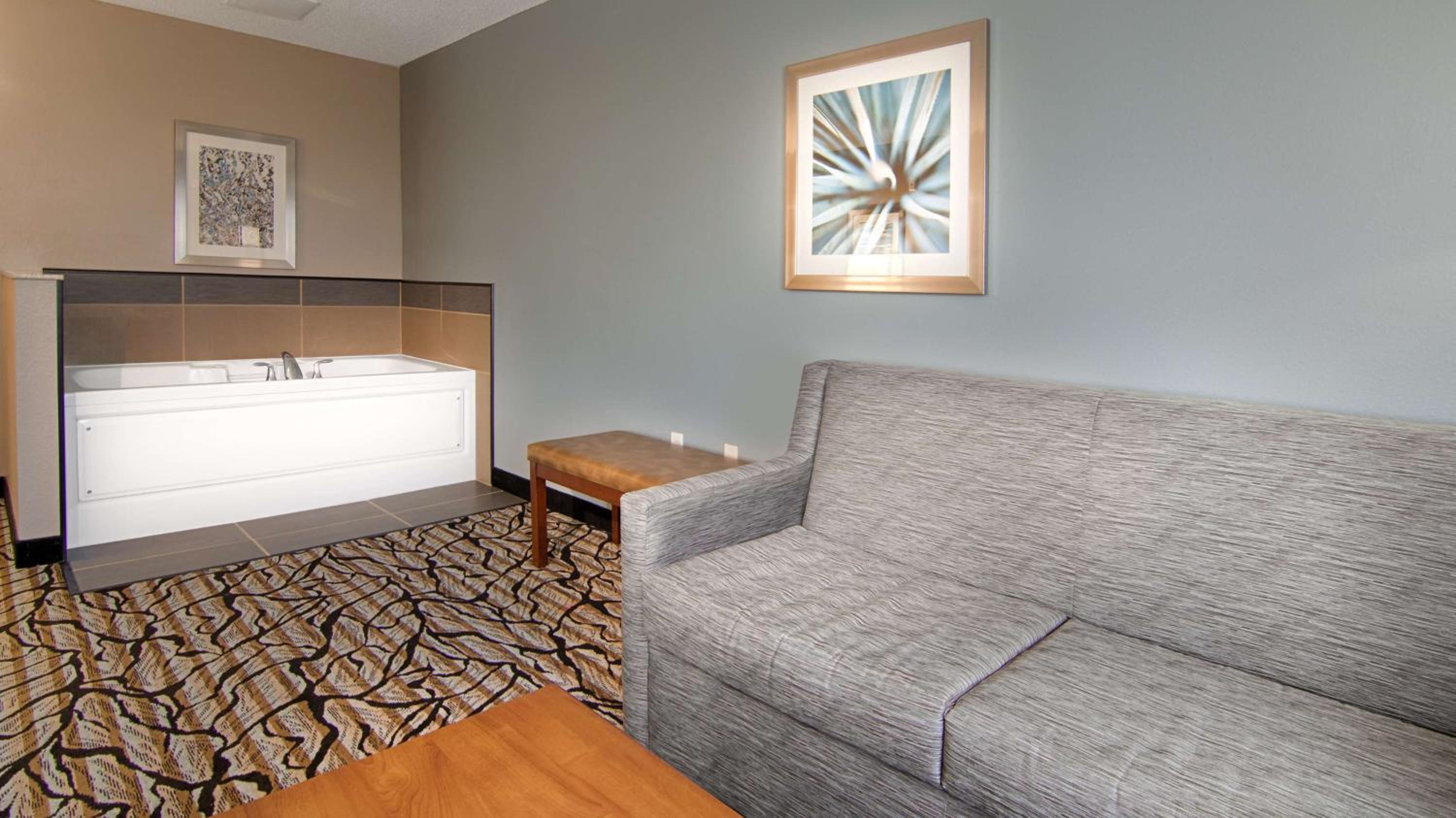 King Suite with Sofa Bed and Whirlpool - Nonsmoking - Photo 2
