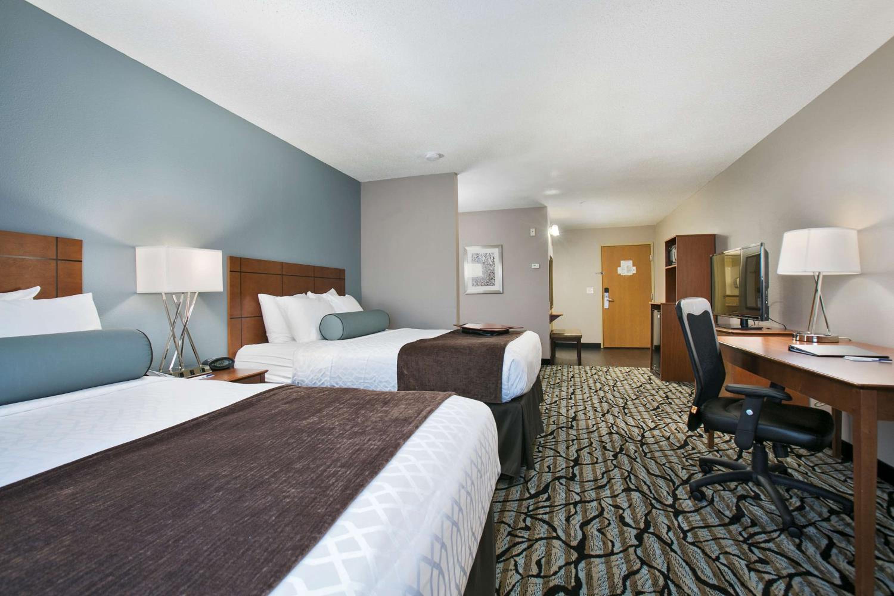 Queen Suite with Two Queen Beds and Sofa Bed - Photo 6