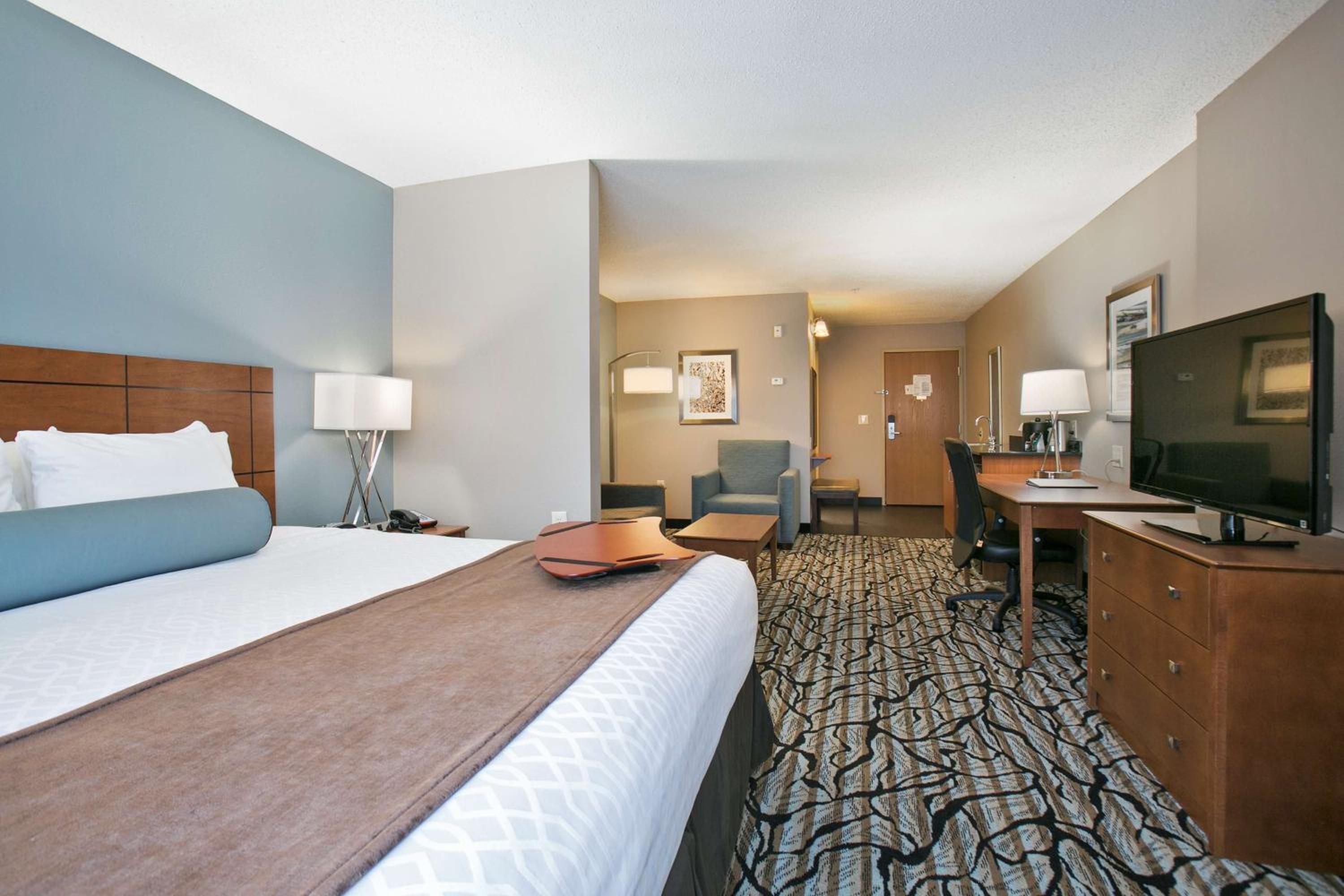 King Suite with Bath Tub and Sofa Bed - Disability/Non-Smoking - Photo 5