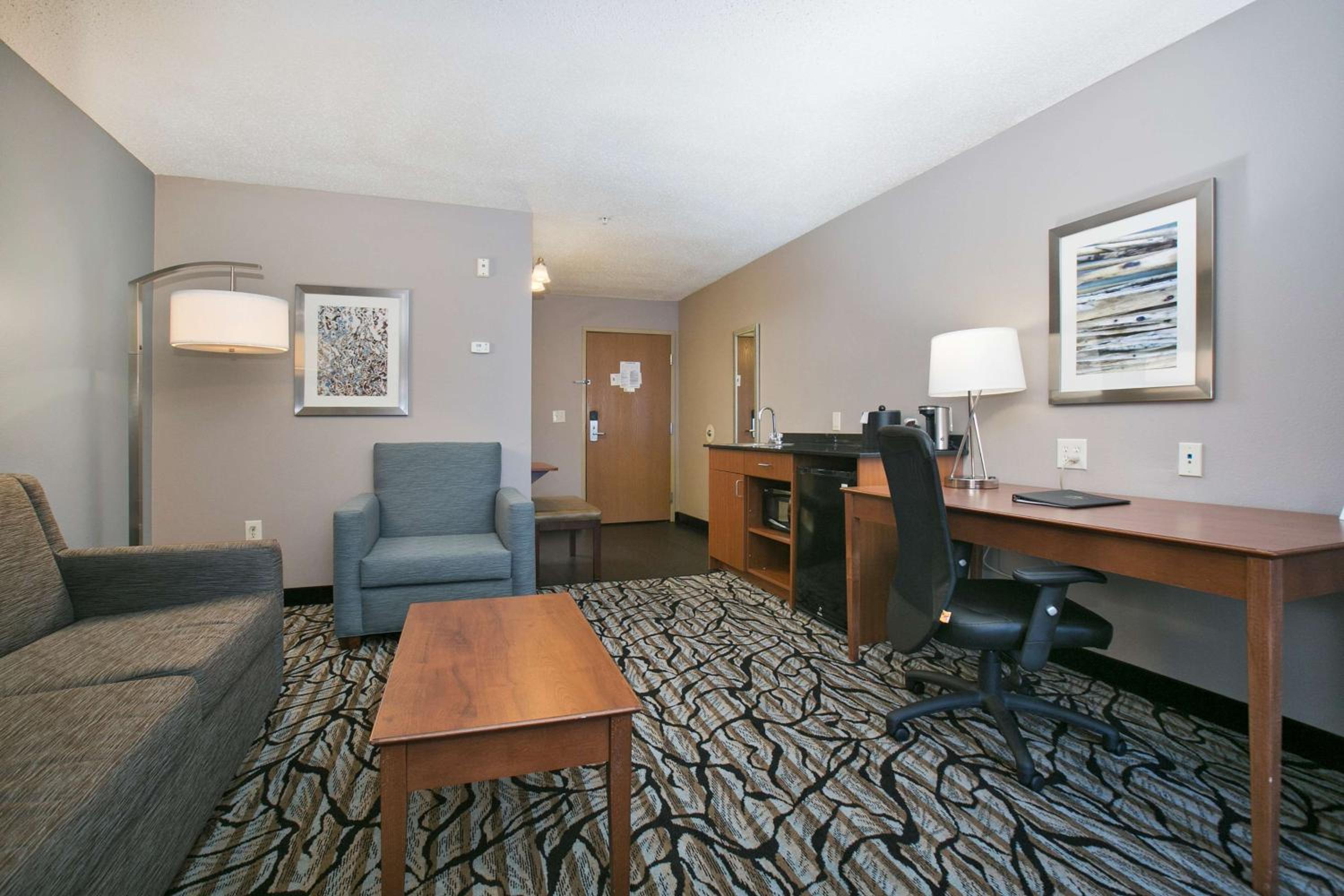 King Suite with Sofa Bed - Non-Smoking - Photo 7