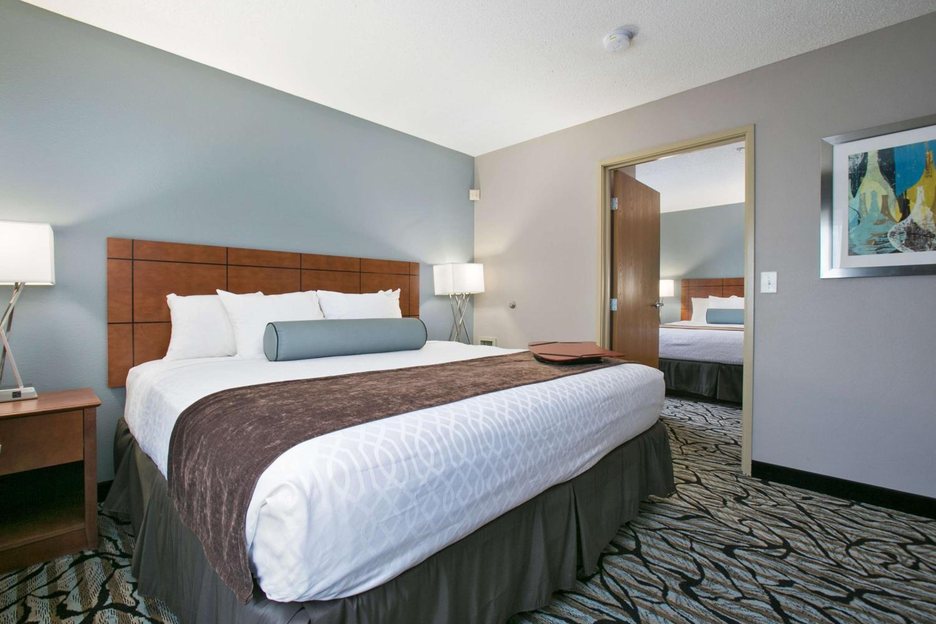 King Suite with Bath Tub and Sofa Bed - Mobility Accessible/Non-Smoking - Photo 5