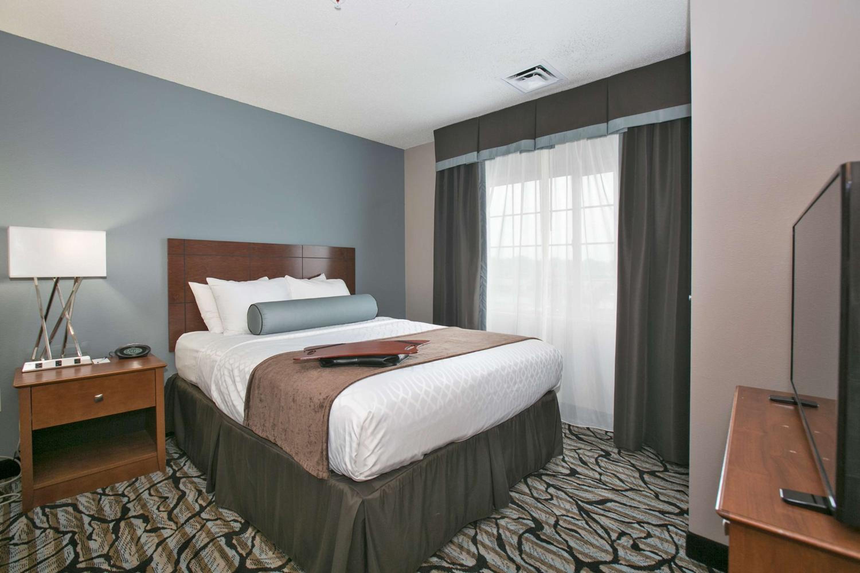 Two-Bedroom Suite - Photo 6